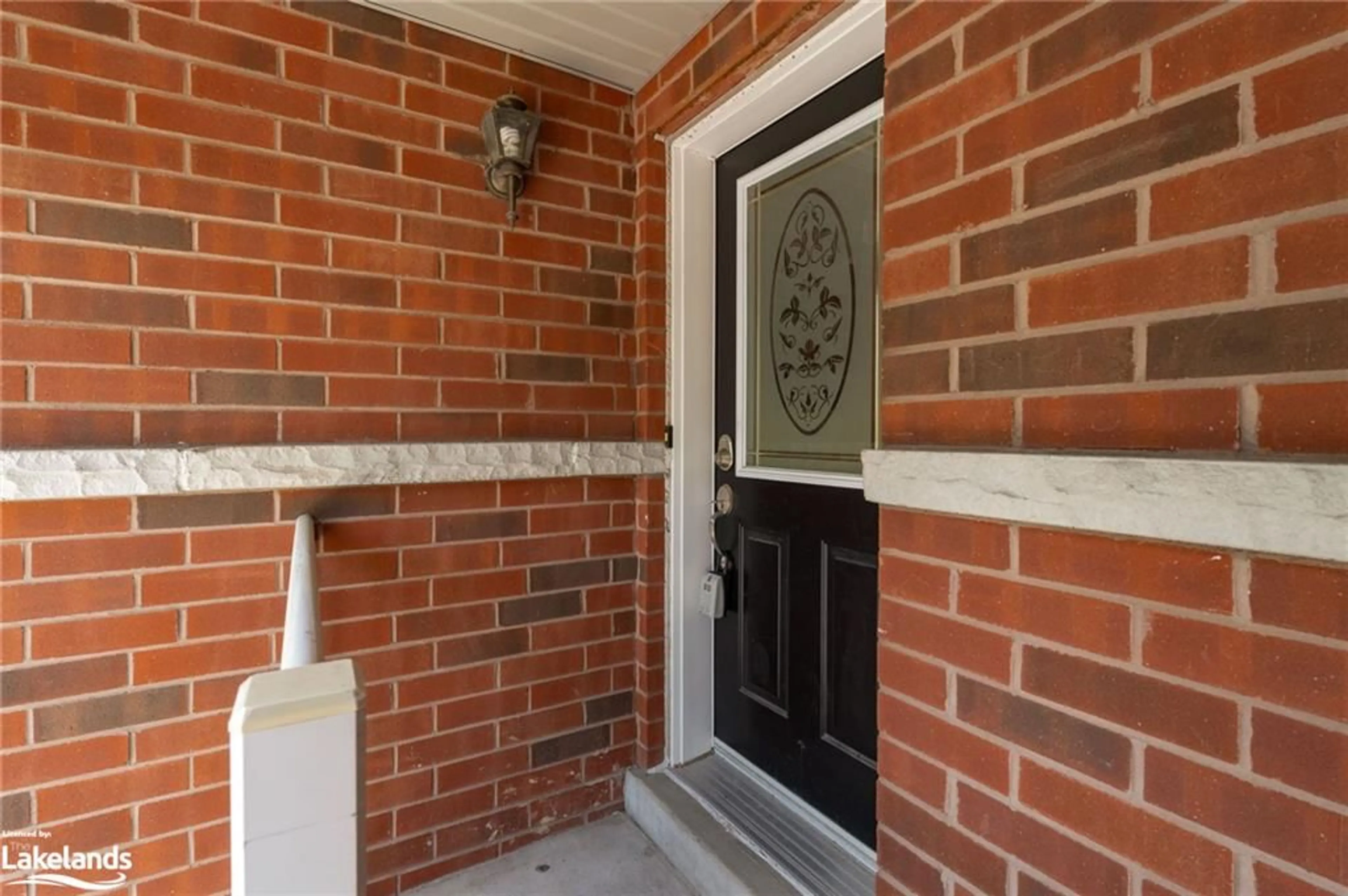 Indoor entryway for 235 Ferndale Dr #16, Barrie Ontario L4N 0T6