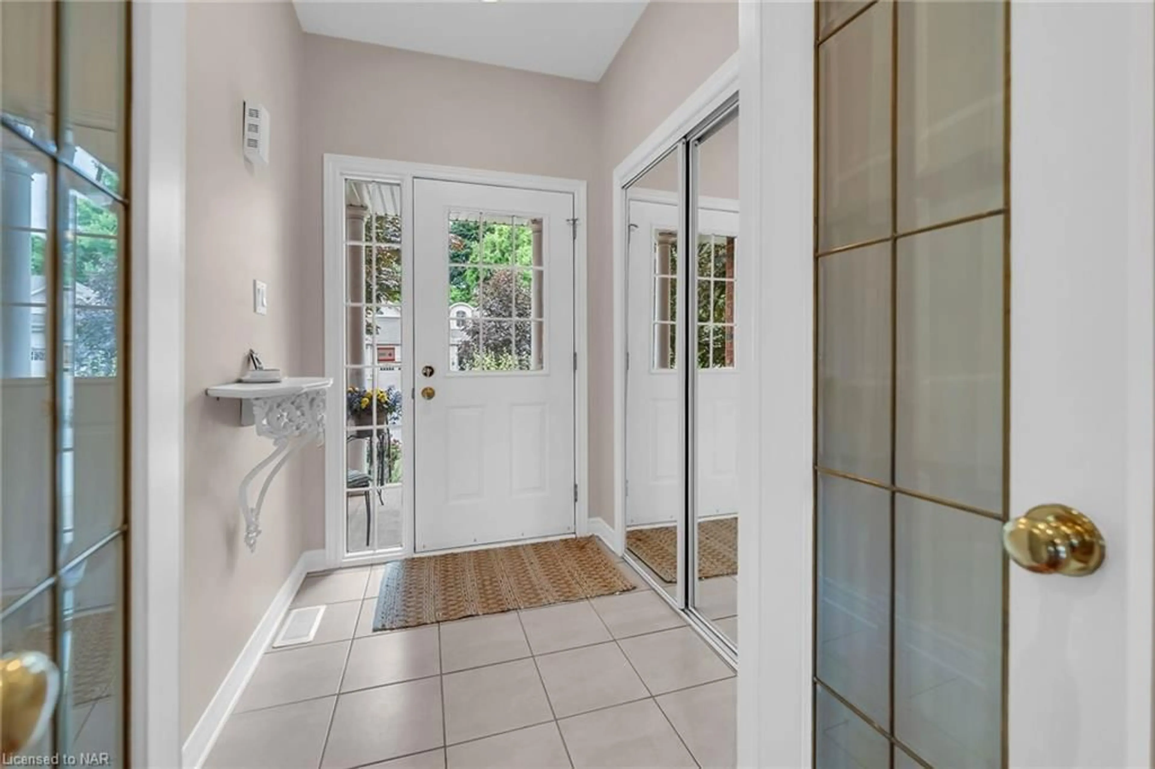 Indoor entryway, wood floors for 6309 Pinestone Rd, Niagara Falls Ontario L2J 4L1