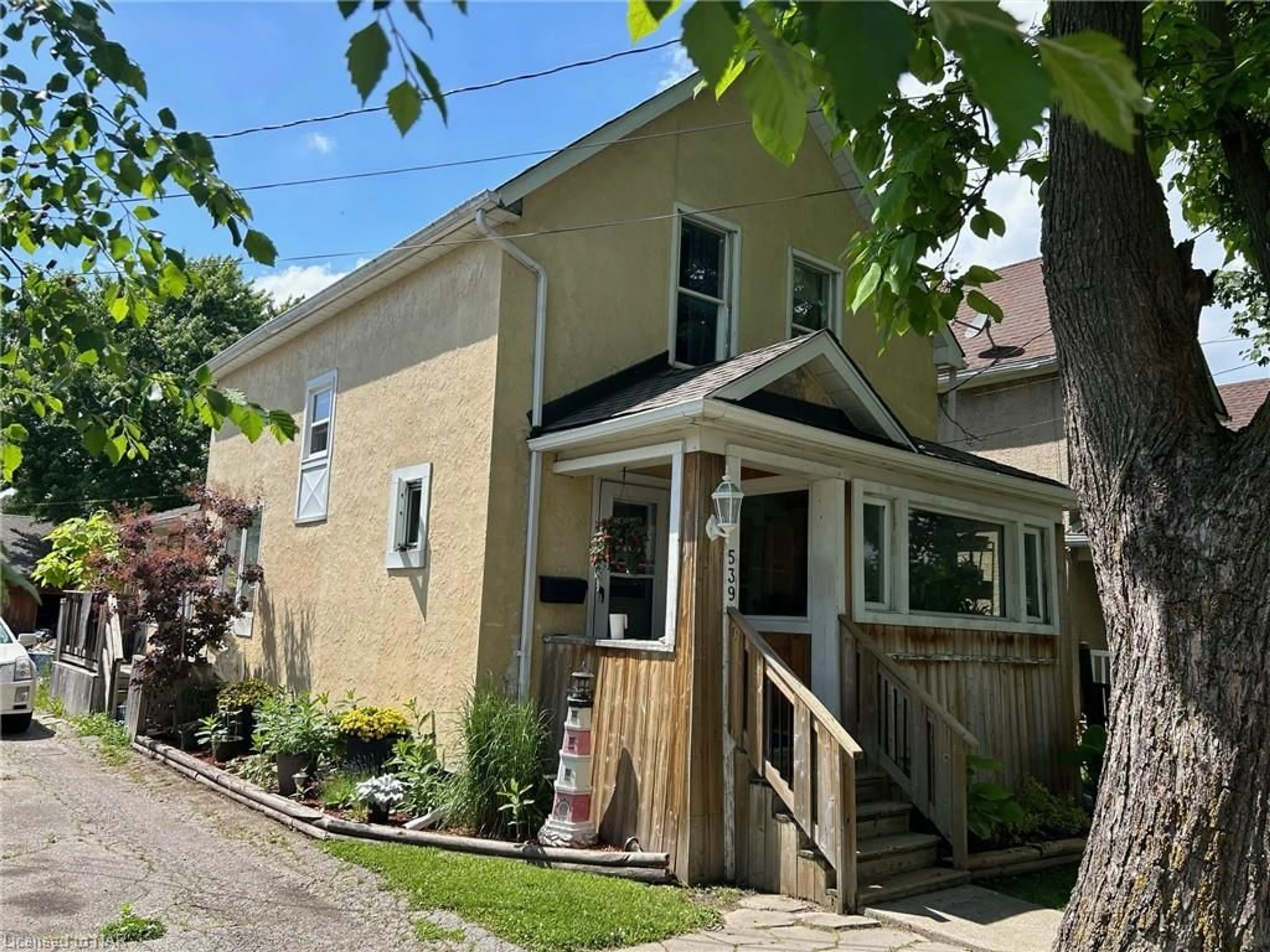 Frontside or backside of a home for 539 King St, Welland Ontario L3B 3K9
