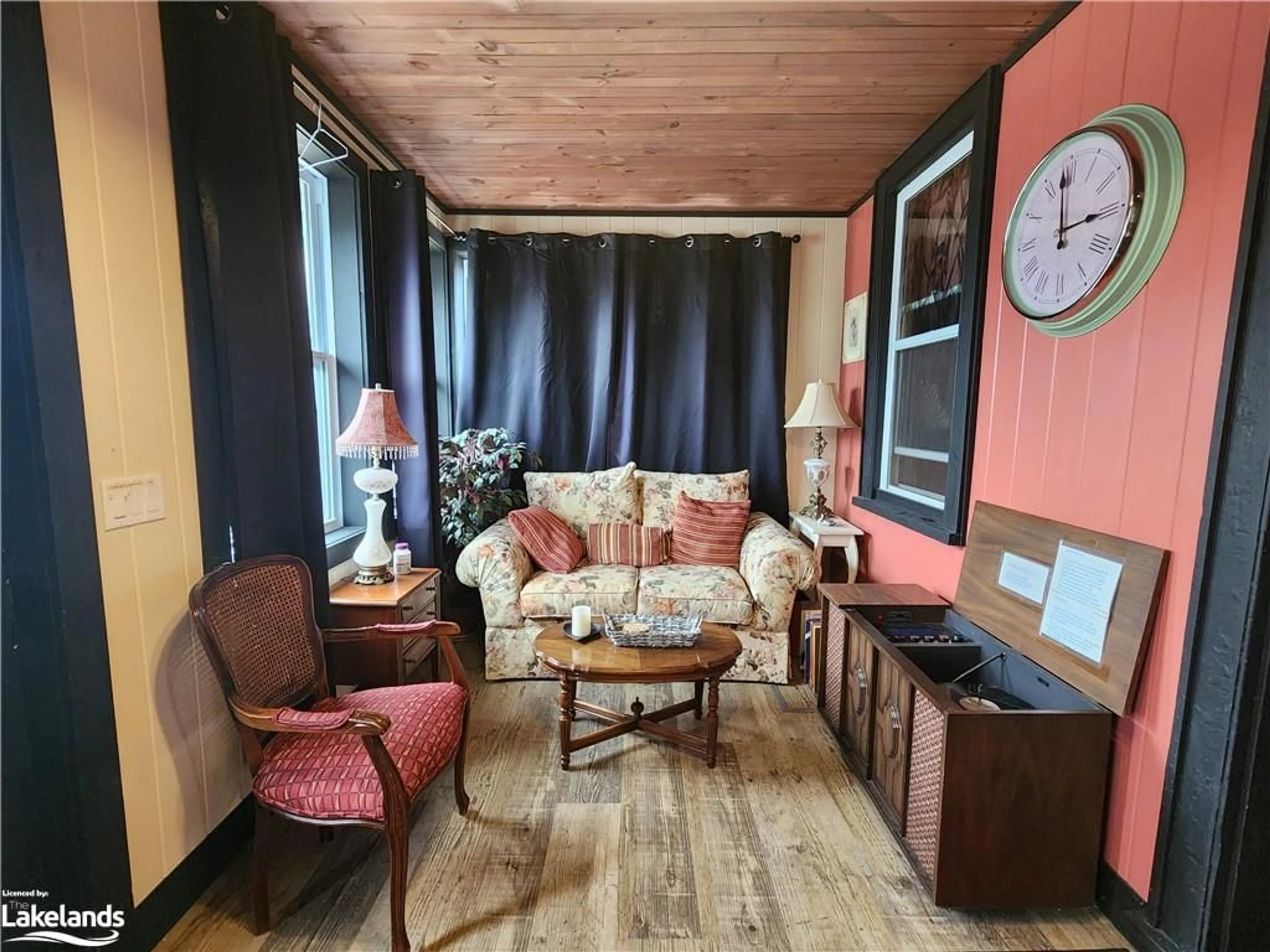 Living room for 830 Muskoka Rd, Gravenhurst Ontario P1P 1K3