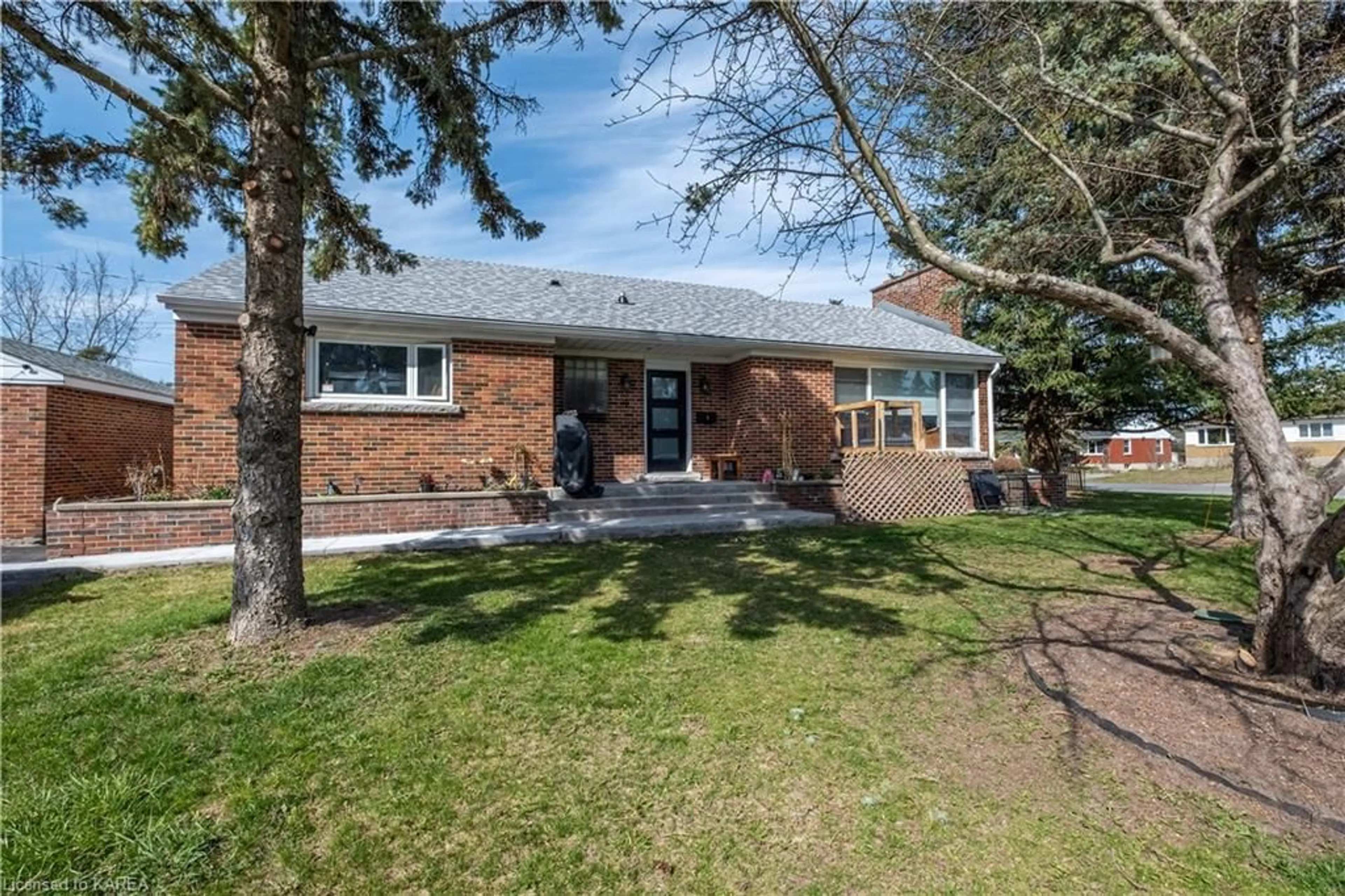 Home with brick exterior material for 9 Elizabeth Ave, Kingston Ontario K7M 3G9