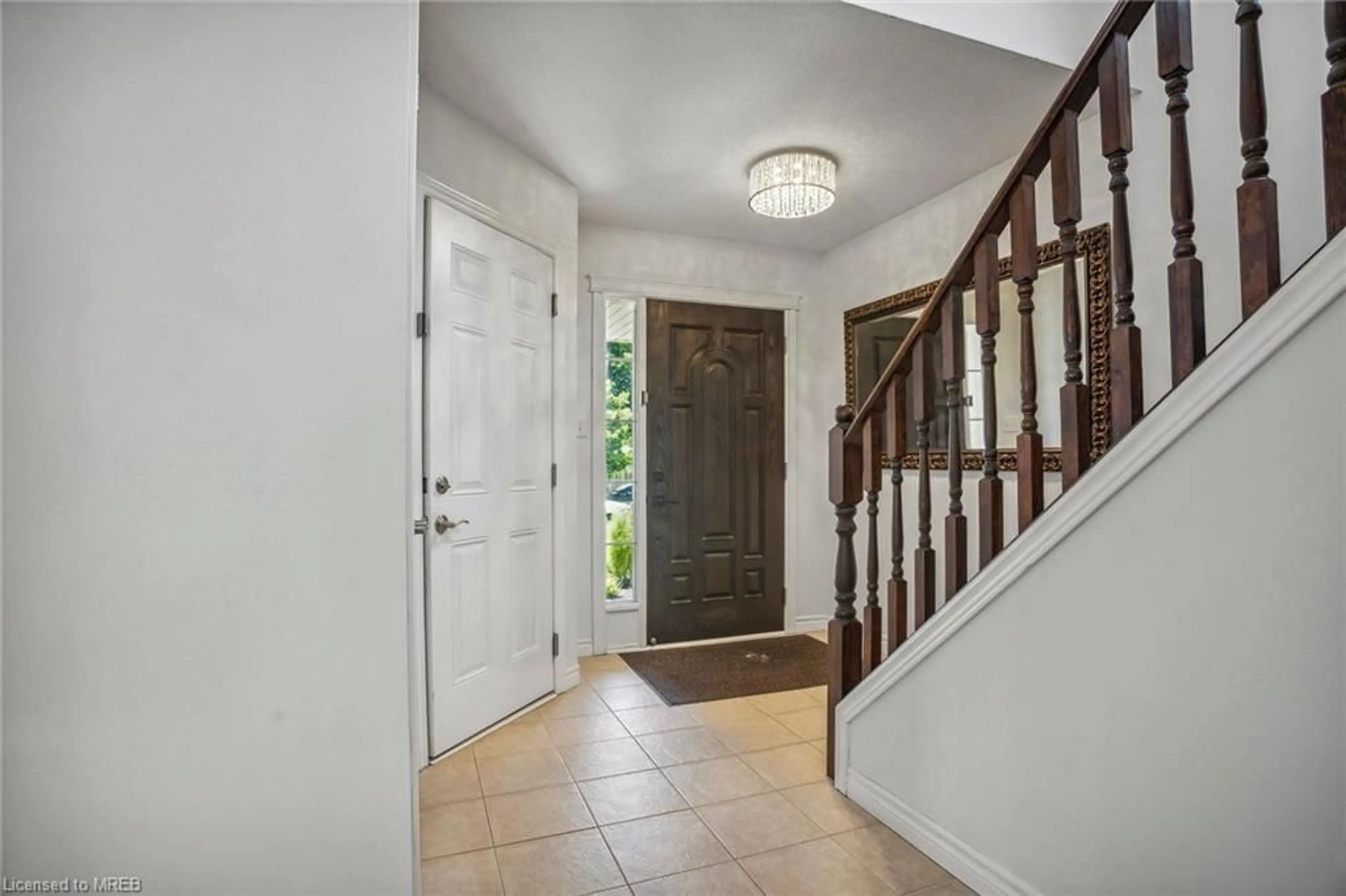 Indoor entryway for 1920 Purcell Dr, London Ontario N5W 6E4