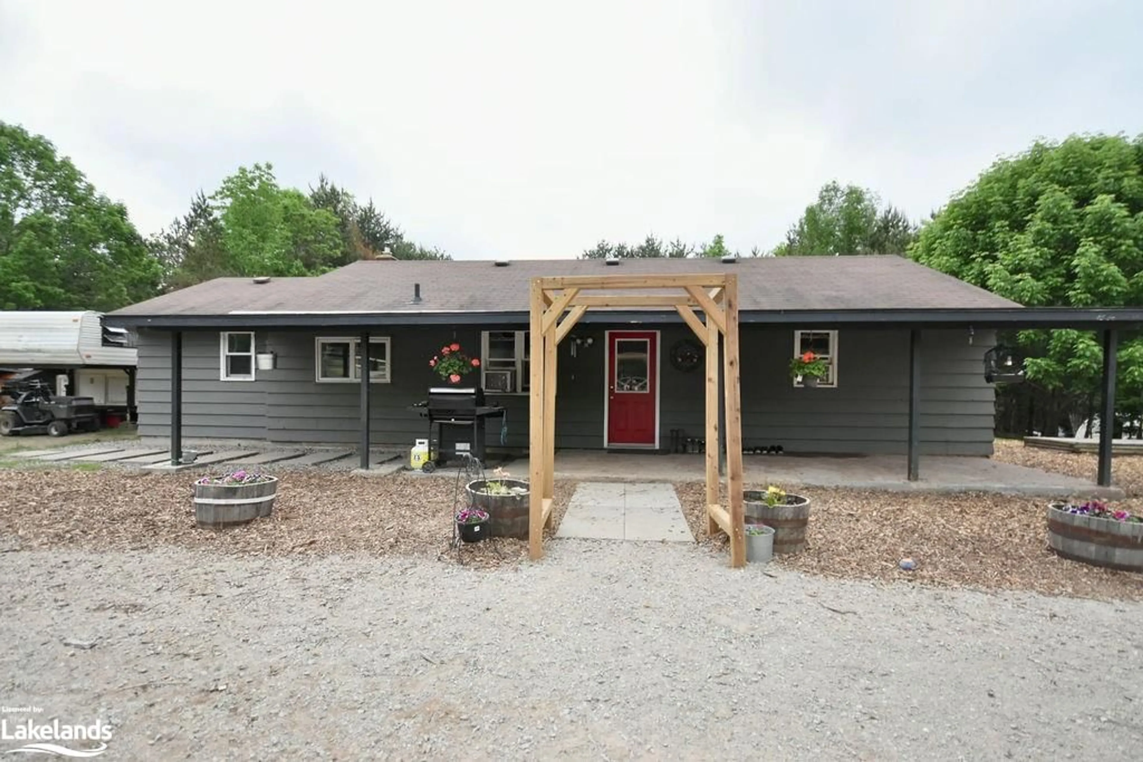 Frontside or backside of a home for 5989 Penetanguishene Rd, Springwater Ontario L0L 1P0