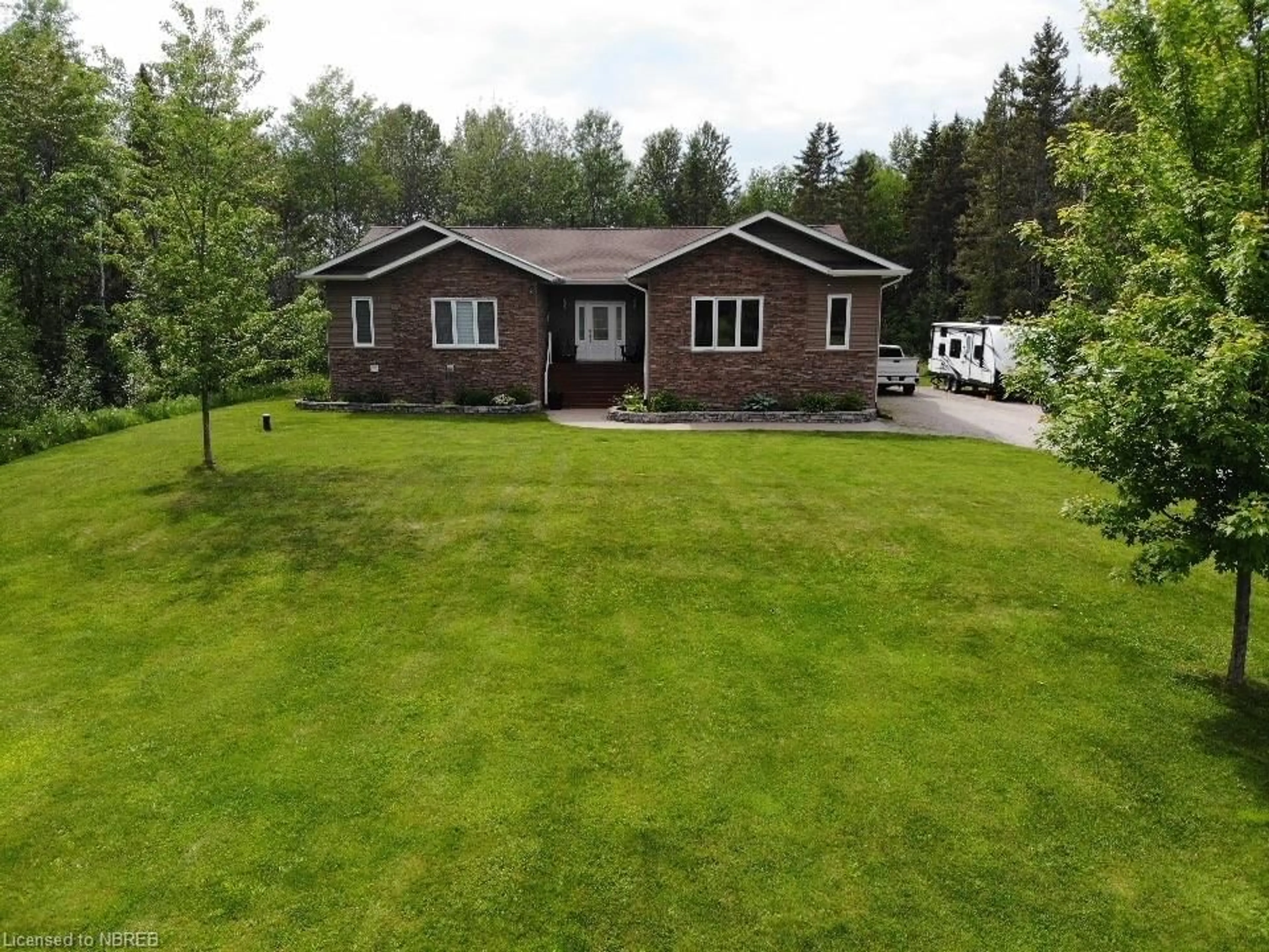 Outside view for 805 Evansville Dr, Sturgeon Falls Ontario P2B 2K5