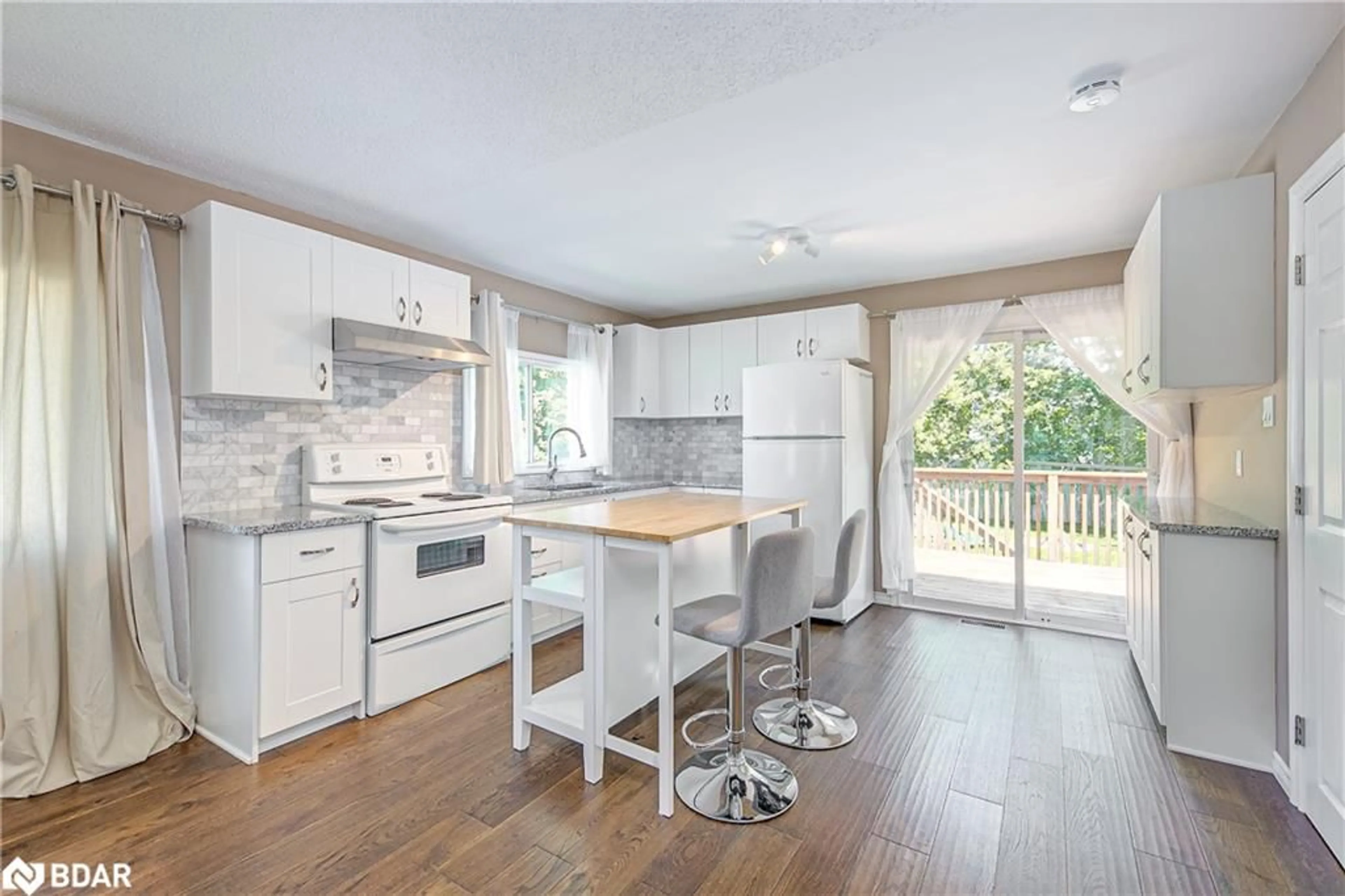 Kitchen for 254 Parkway Ave, Keswick Ontario L4P 2V9