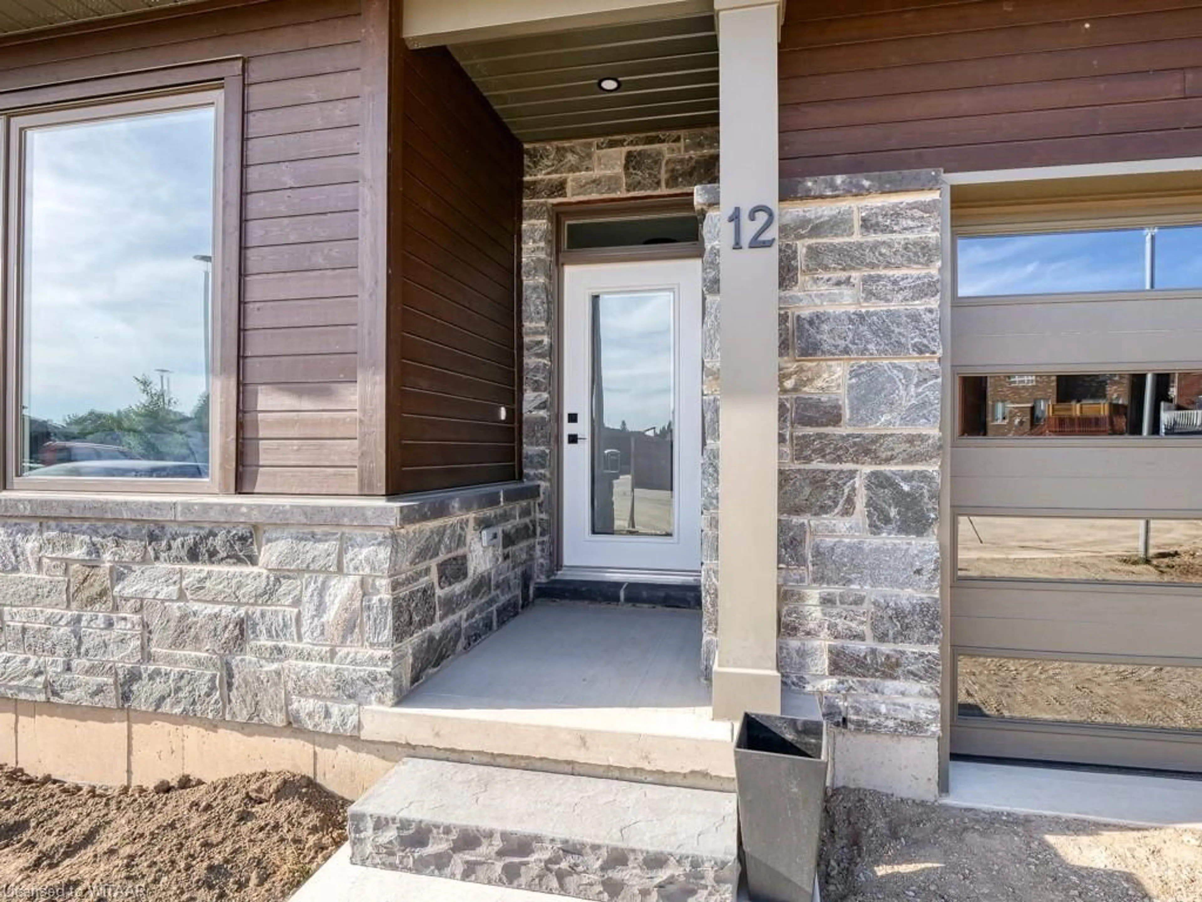 Indoor entryway for 269 Pittock Park Rd #13, Woodstock Ontario N4T 0R2