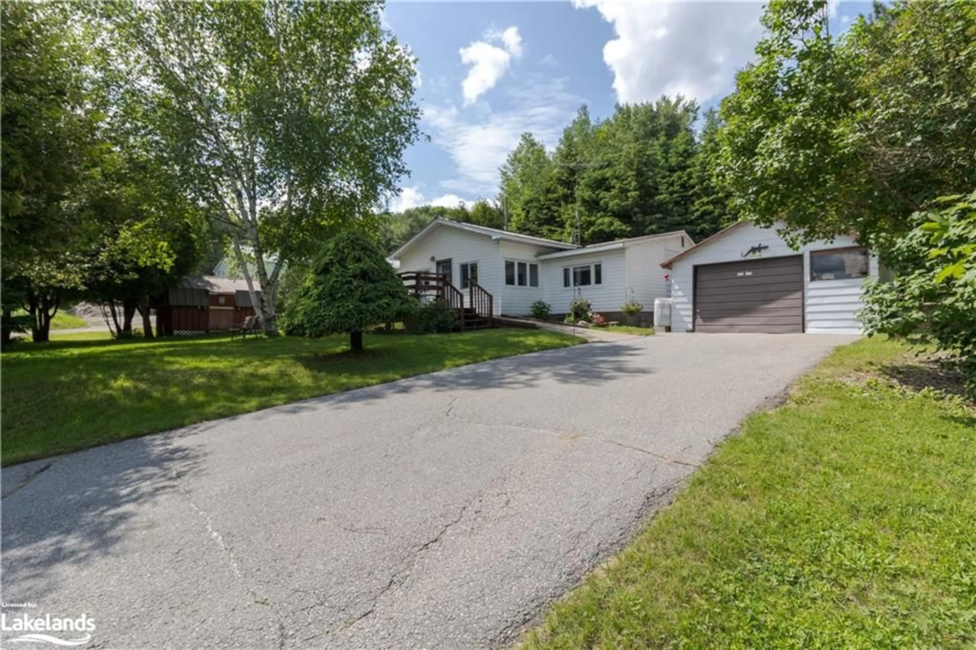 Outside view for 1993 Fleming Rd, Minden Ontario K0M 2K0
