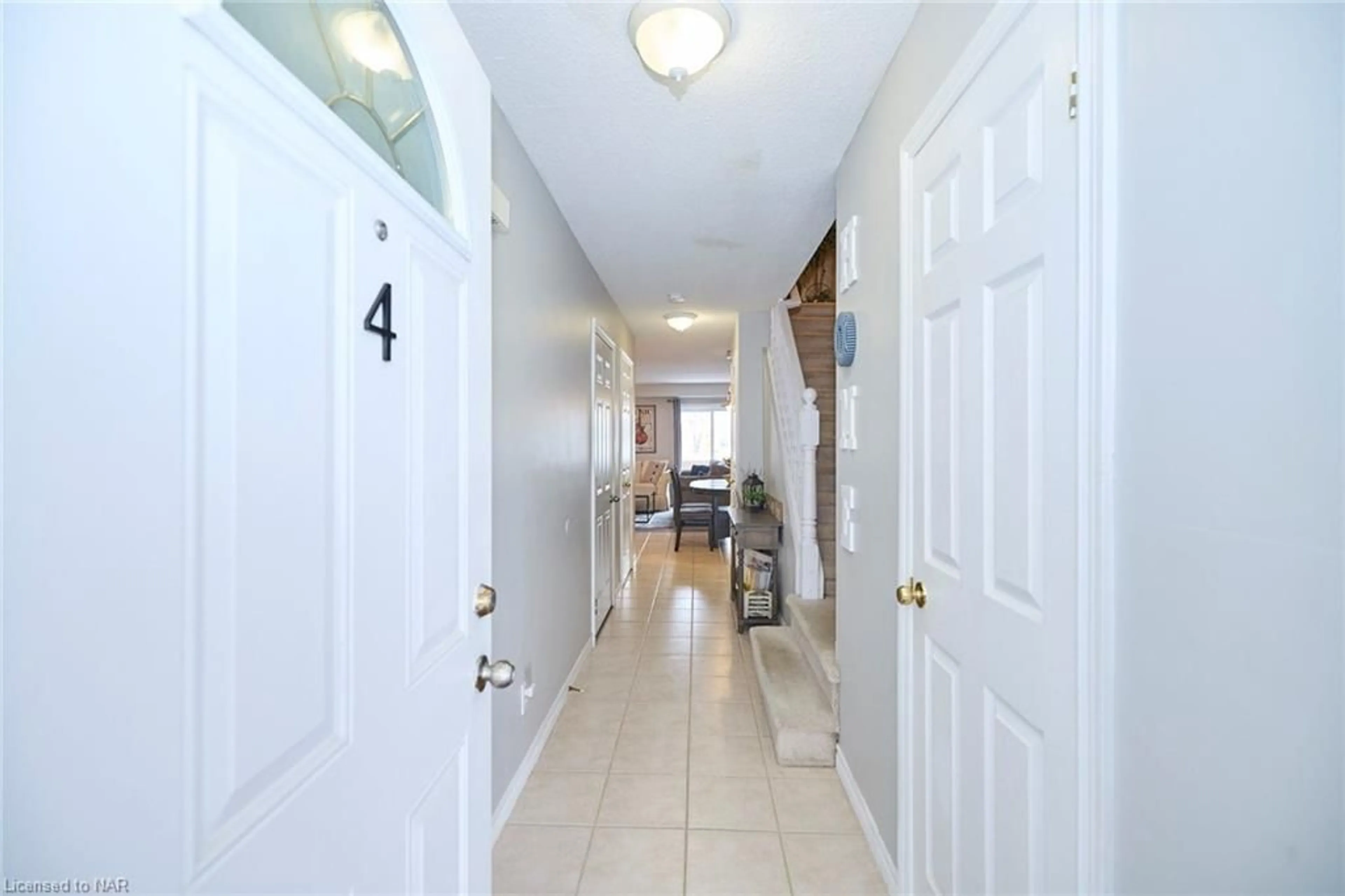 Indoor entryway for 6263 Valley Way #4, Niagara Falls Ontario L2E 0A1