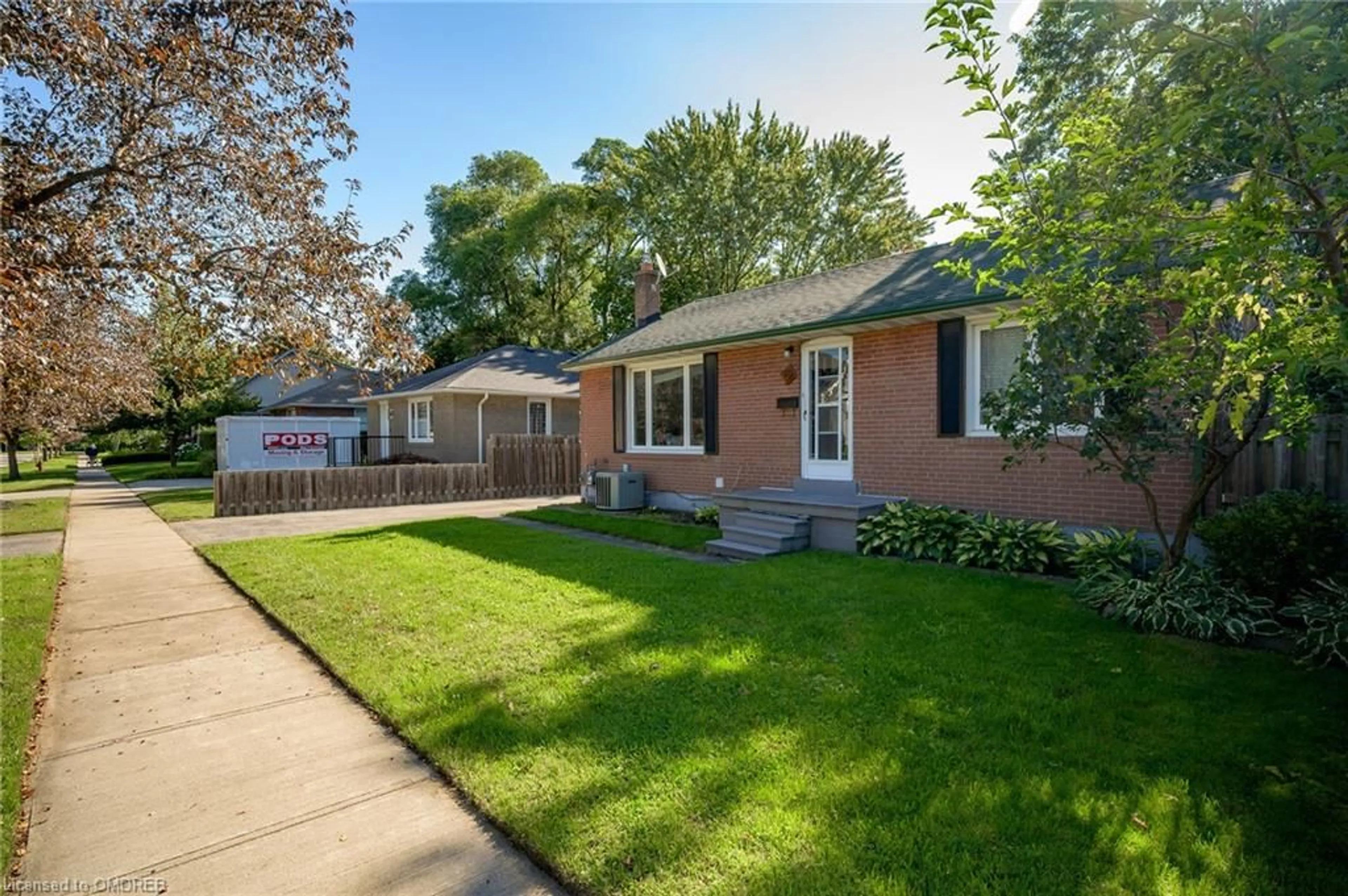 Frontside or backside of a home for 64 Florence Dr, Oakville Ontario L6K 1V6