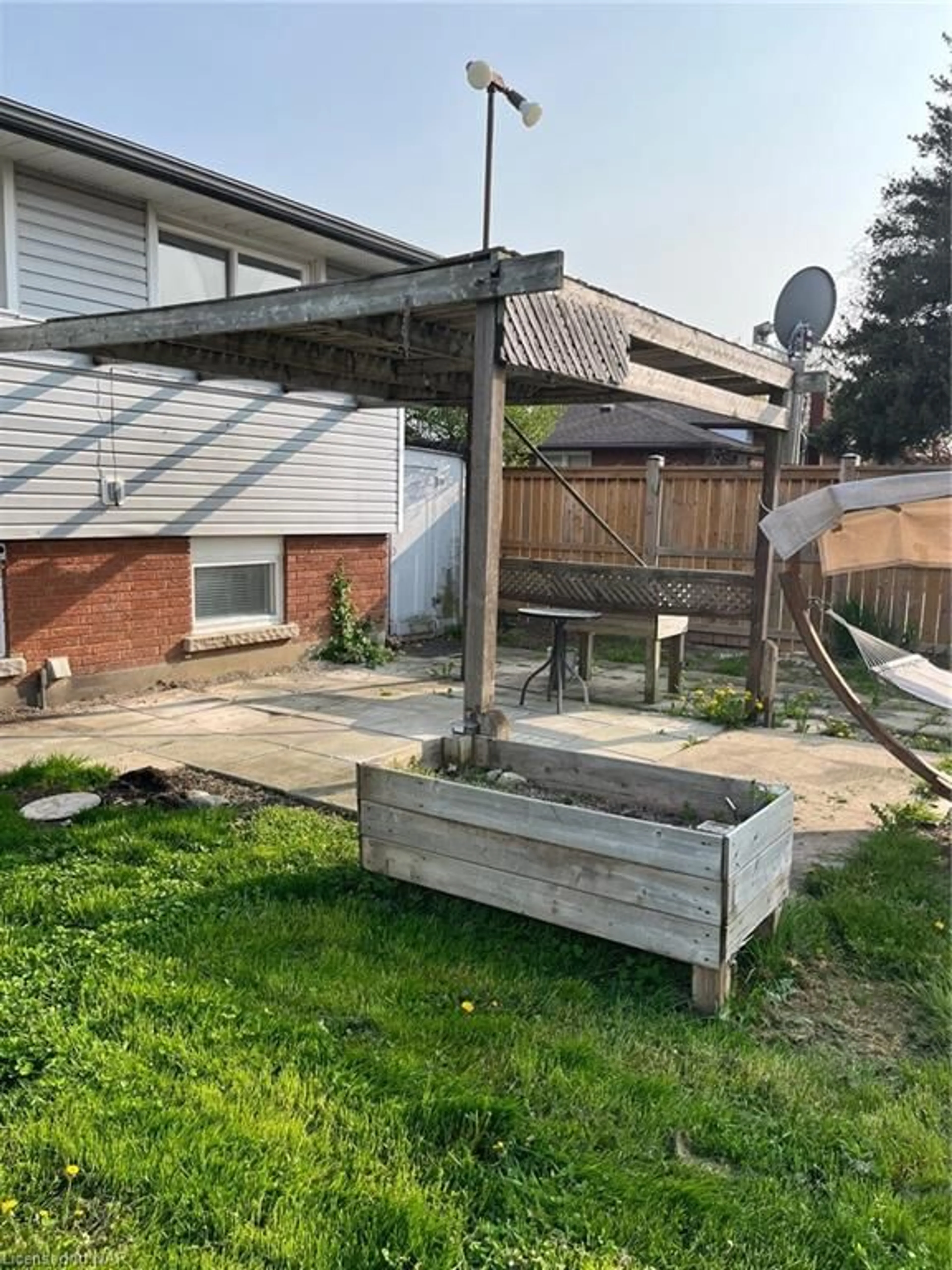 Patio for 25 Coronation Blvd, St. Catharines Ontario L2S 2V2