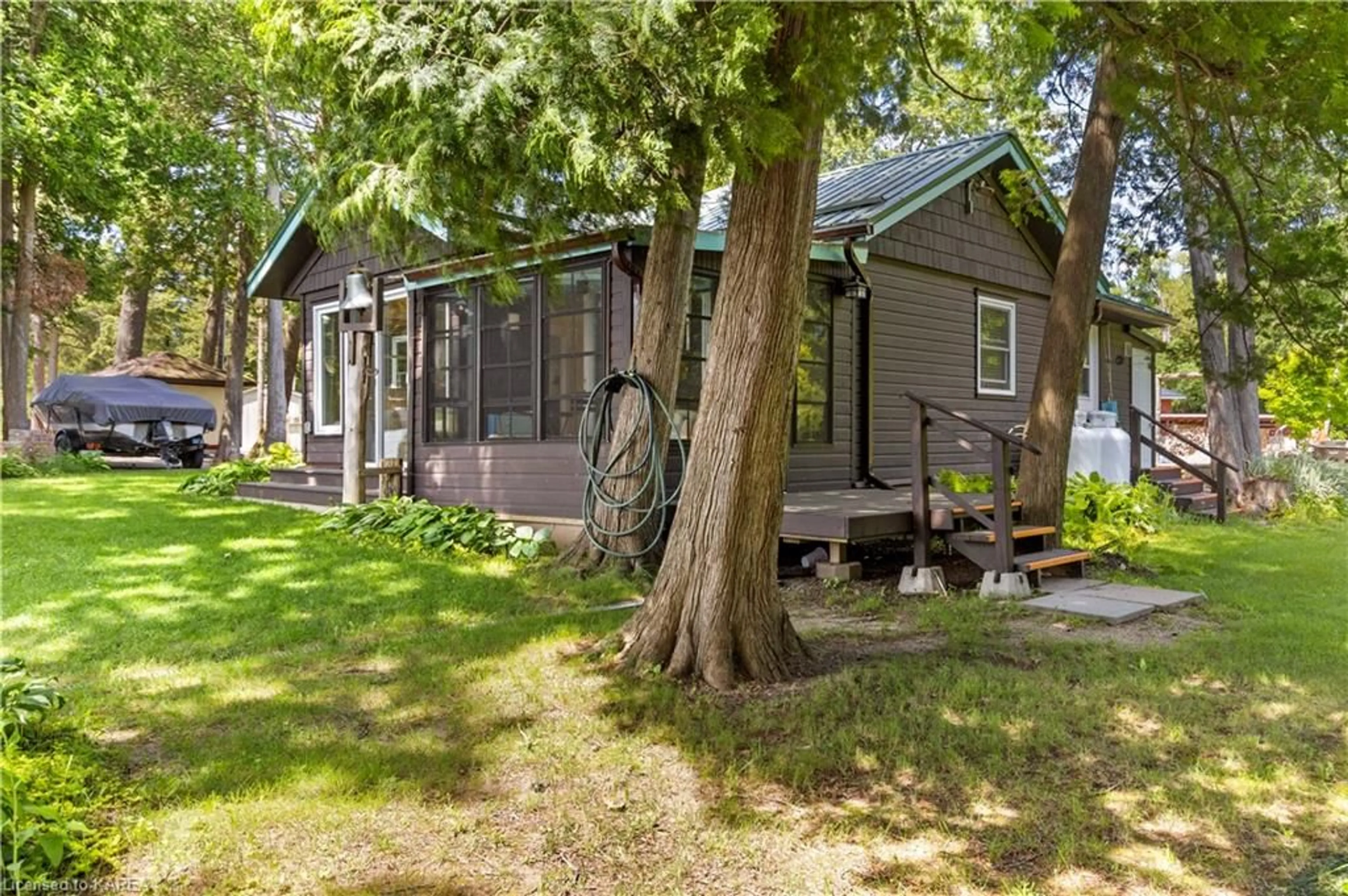Cottage for 12 Lb5 Rd, Delta Ontario K0E 1G0