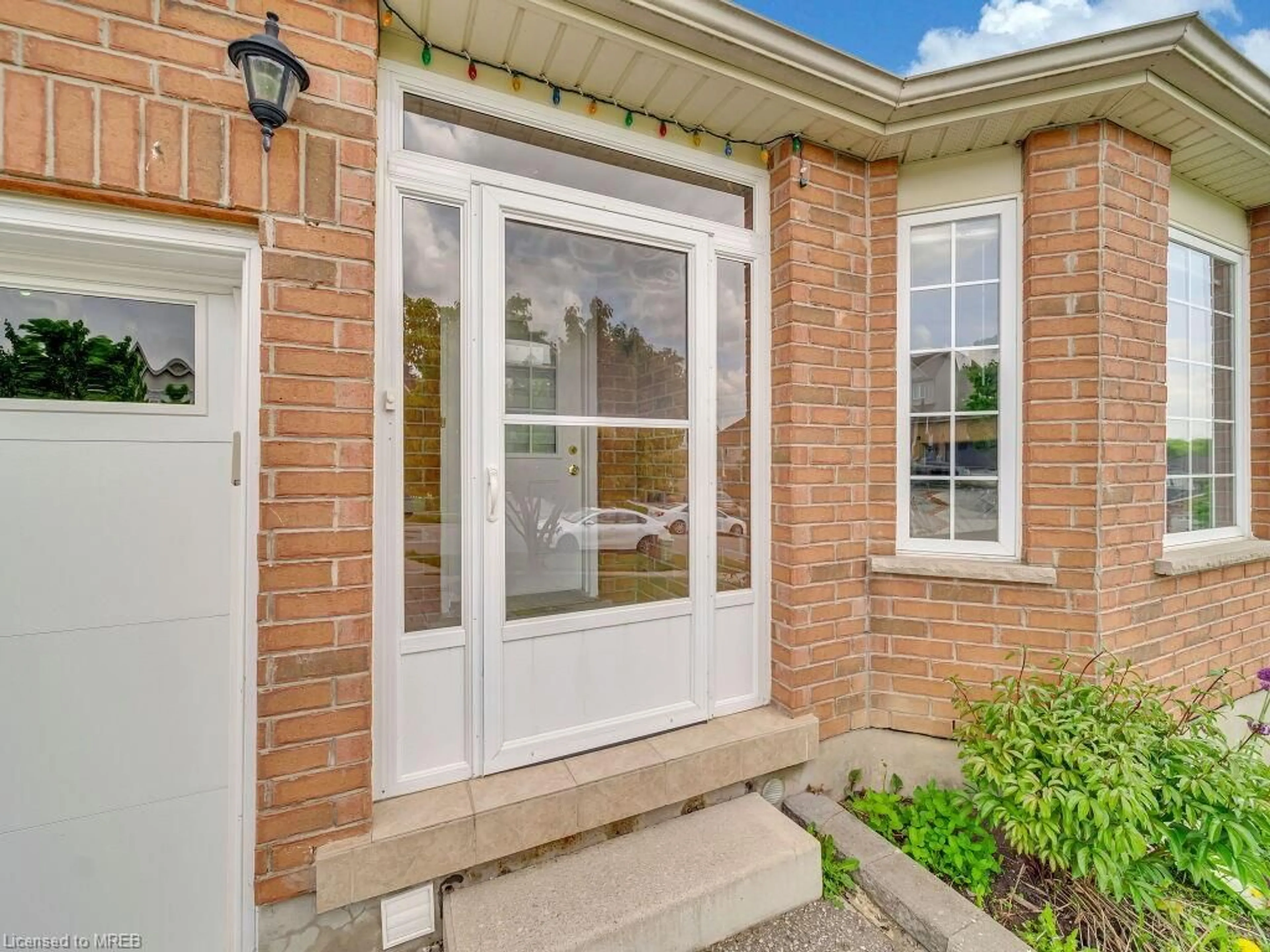 Indoor entryway for 102 Flaherty Dr, Guelph Ontario N1K 1Y7