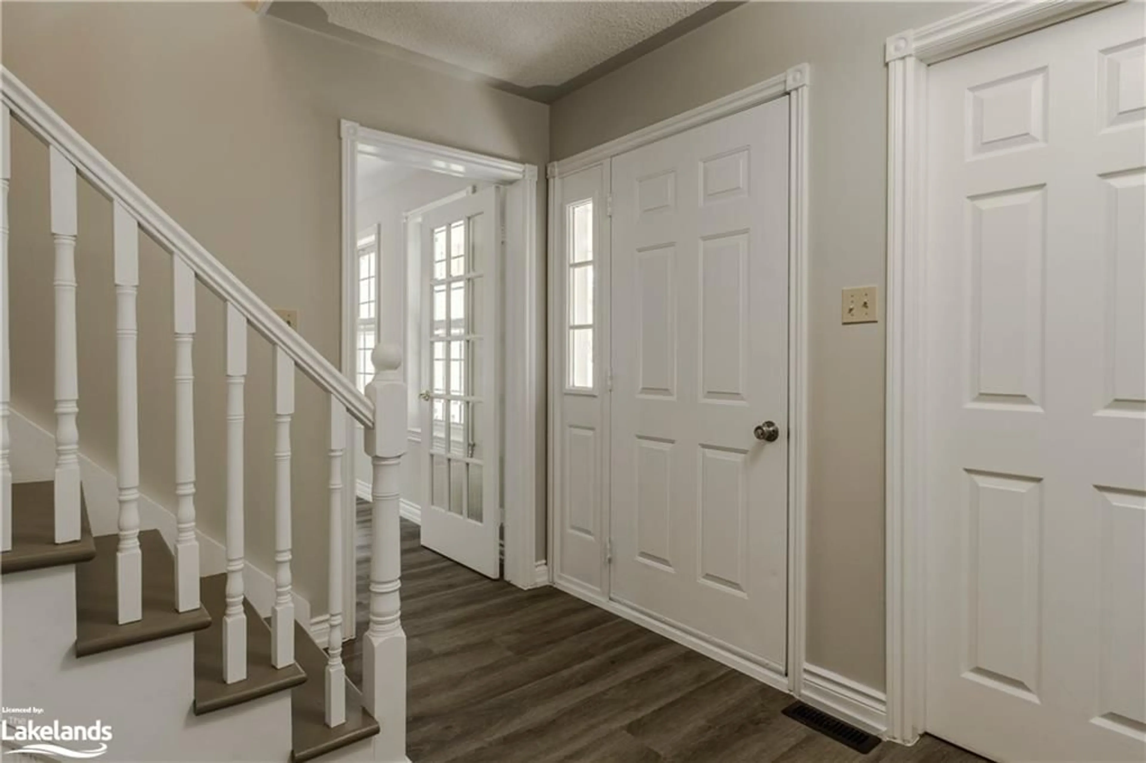 Indoor entryway for 5 Jury Dr, Penetanguishene Ontario L9M 1G1