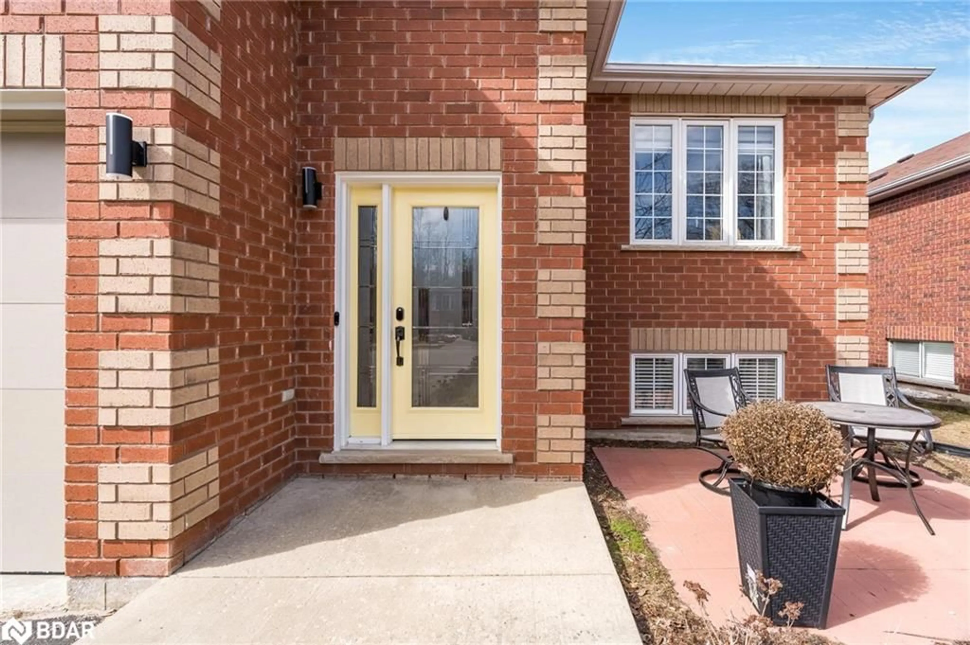 Indoor entryway for 22 Tona Trail, Wasaga Beach Ontario L9Z 0A5