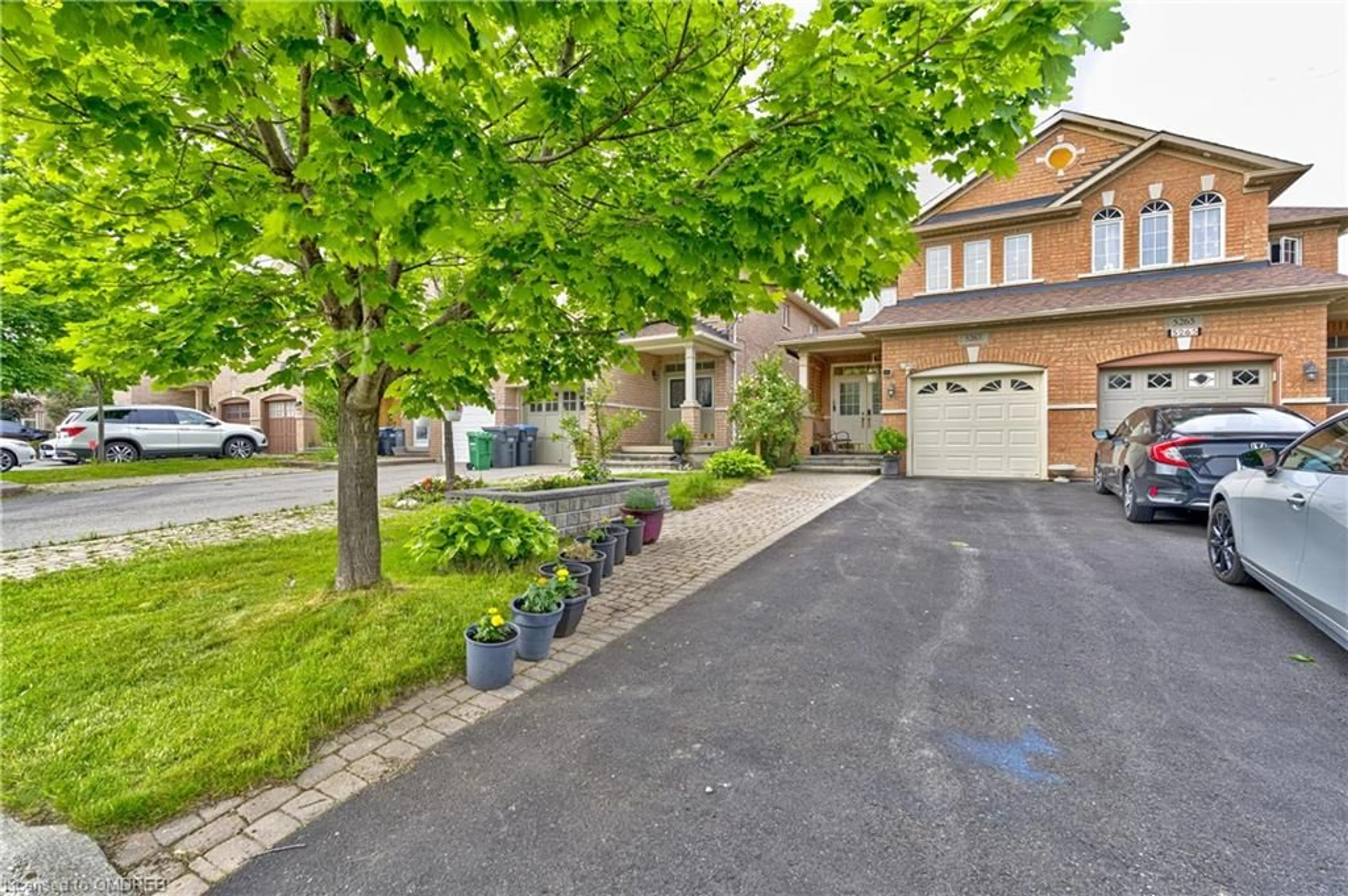 A pic from exterior of the house or condo for 5267 Springbok Cres, Mississauga Ontario L4Z 3J9