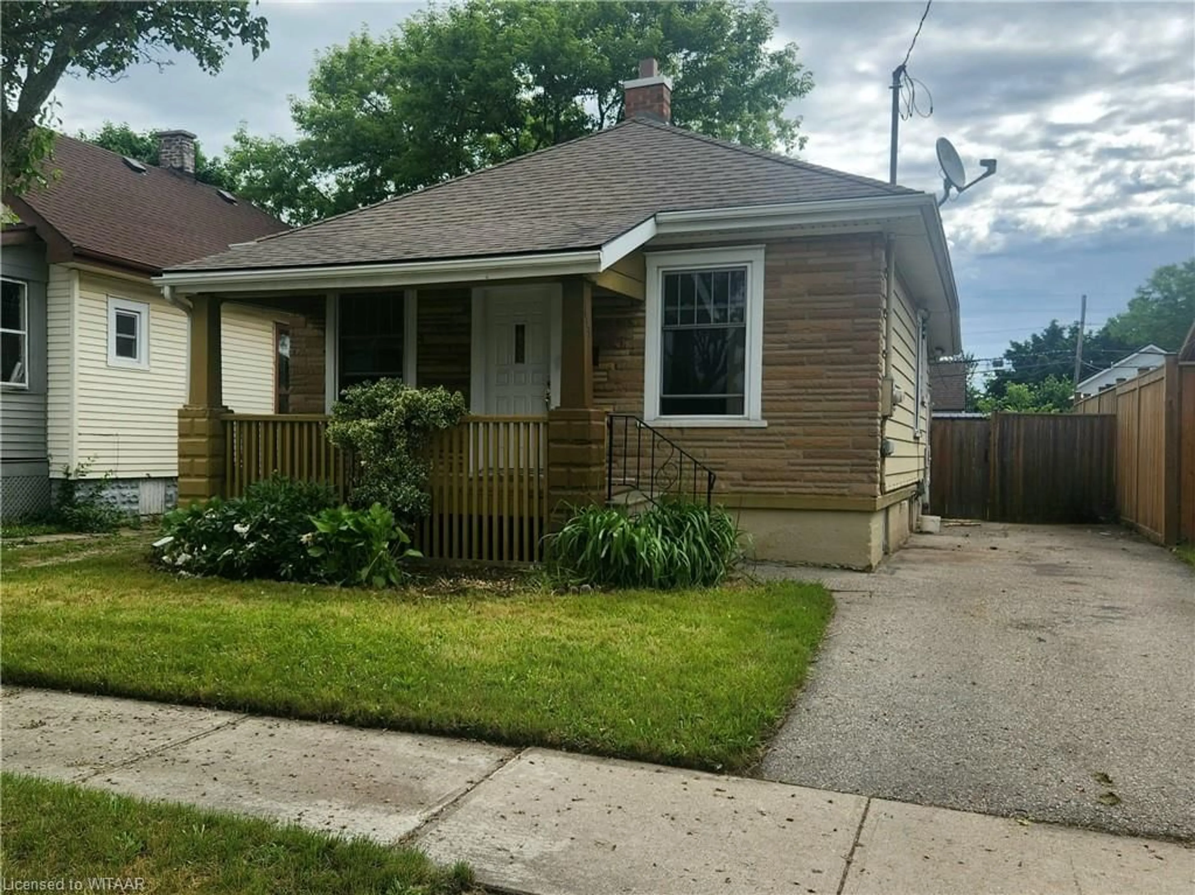 Frontside or backside of a home for 144 Brisbin St, London Ontario N5Z 2M1