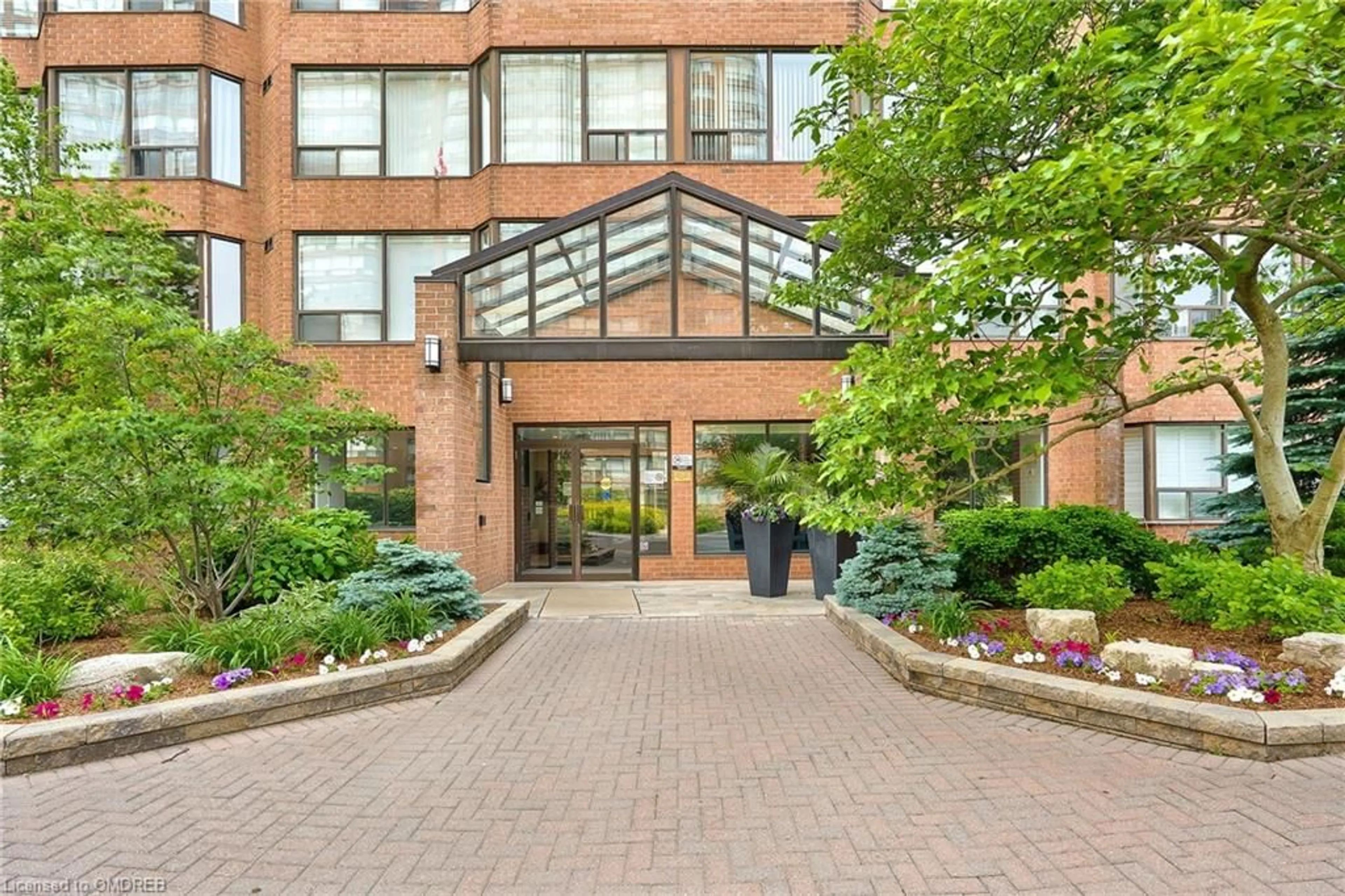 Indoor foyer for 1270 Maple Crossing Blvd #603, Burlington Ontario L7S 2J3