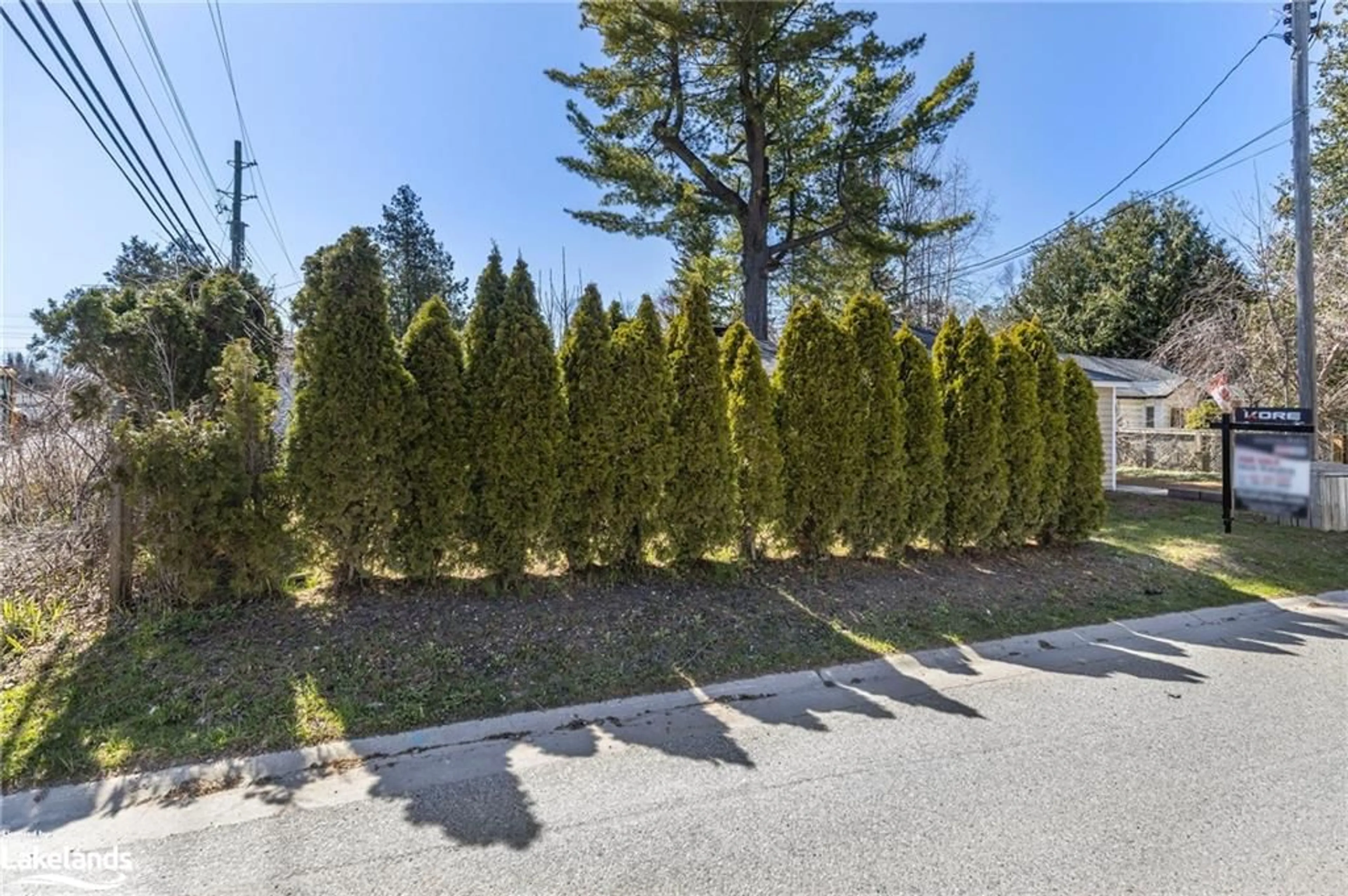 Fenced yard for 72 57th St, Wasaga Beach Ontario L9Z 1W2