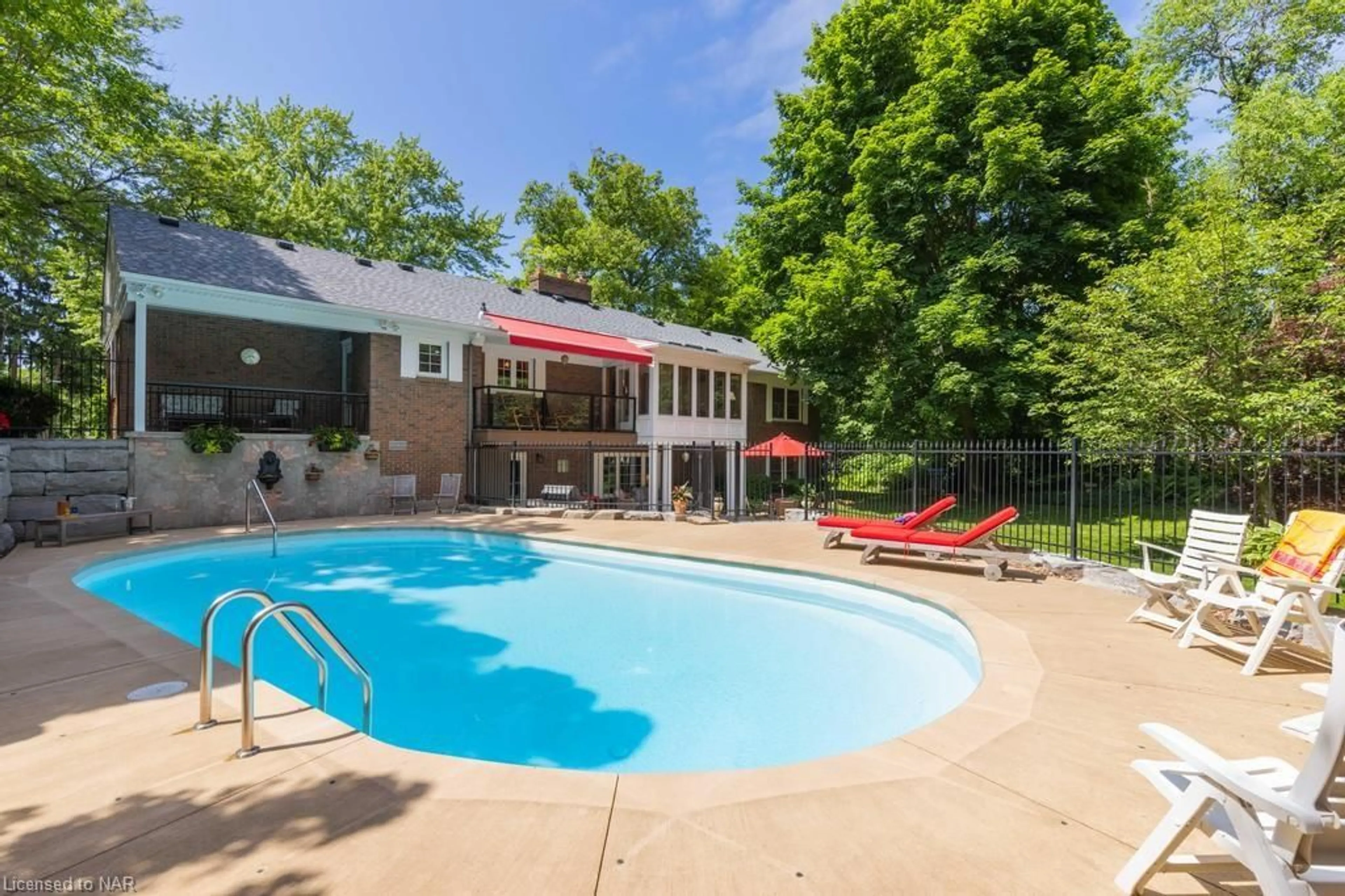 Indoor or outdoor pool for 276 Mississagua St, Niagara-on-the-Lake Ontario L0S 1J0