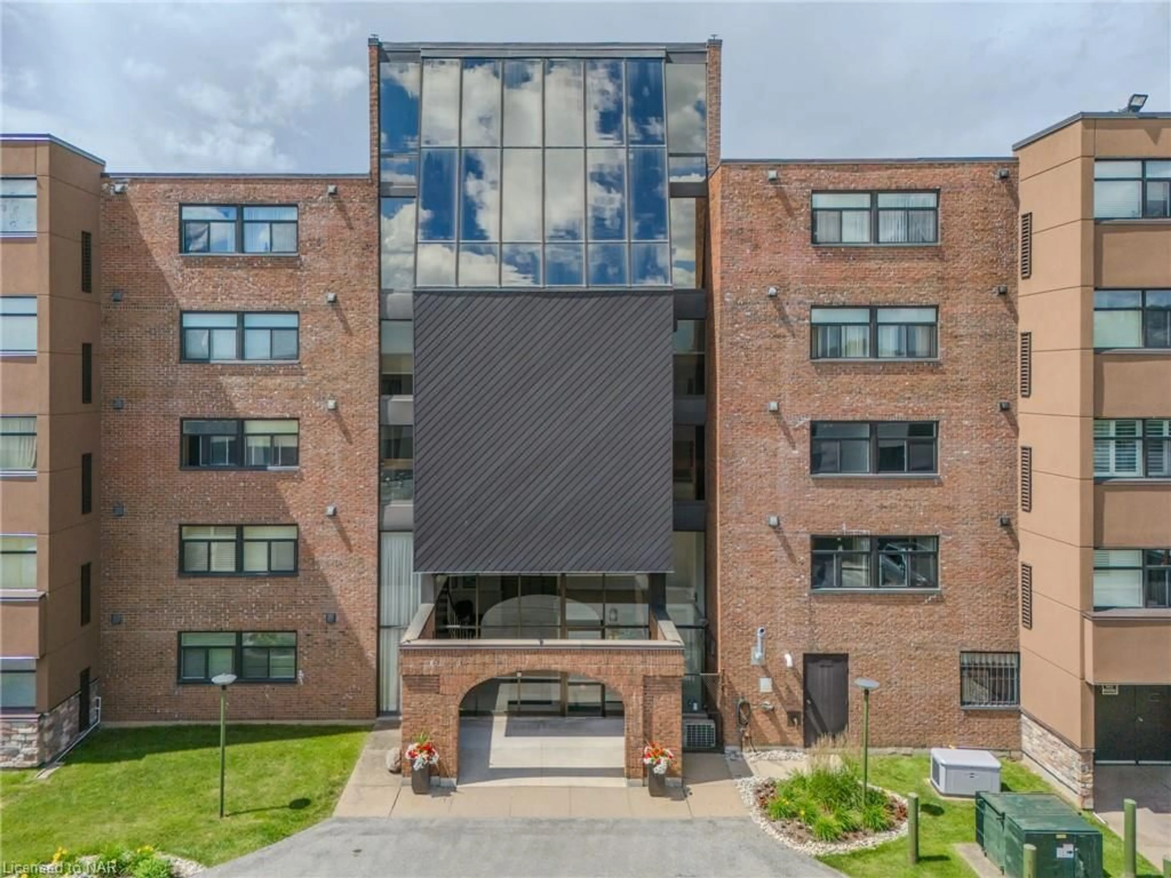 Outside view for 276 Oakdale Ave #101, St. Catharines Ontario L2P 3S5