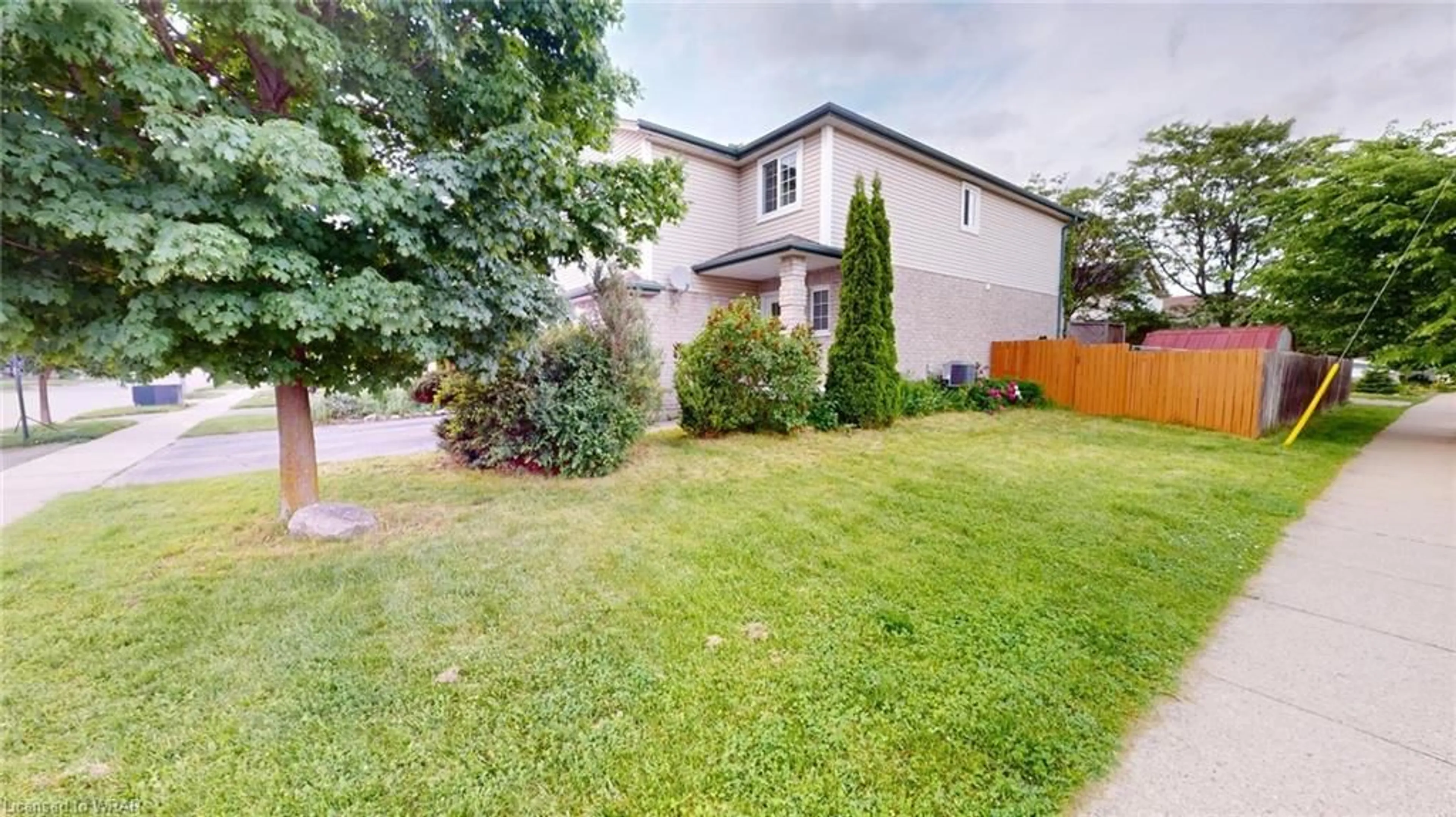 Fenced yard for 448 Harbour View Cres #B, Waterloo Ontario N2K 4A3