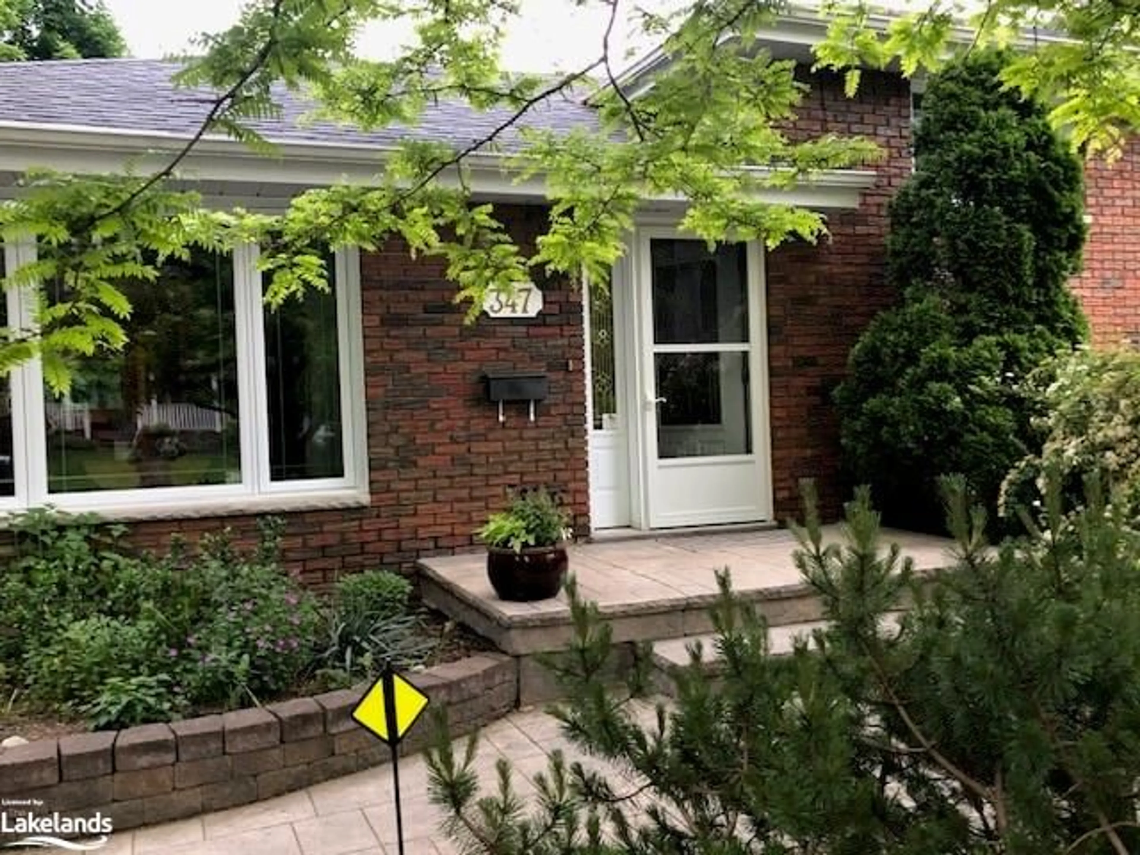 Home with brick exterior material for 347 Fourth St, Midland Ontario L4R 3V1