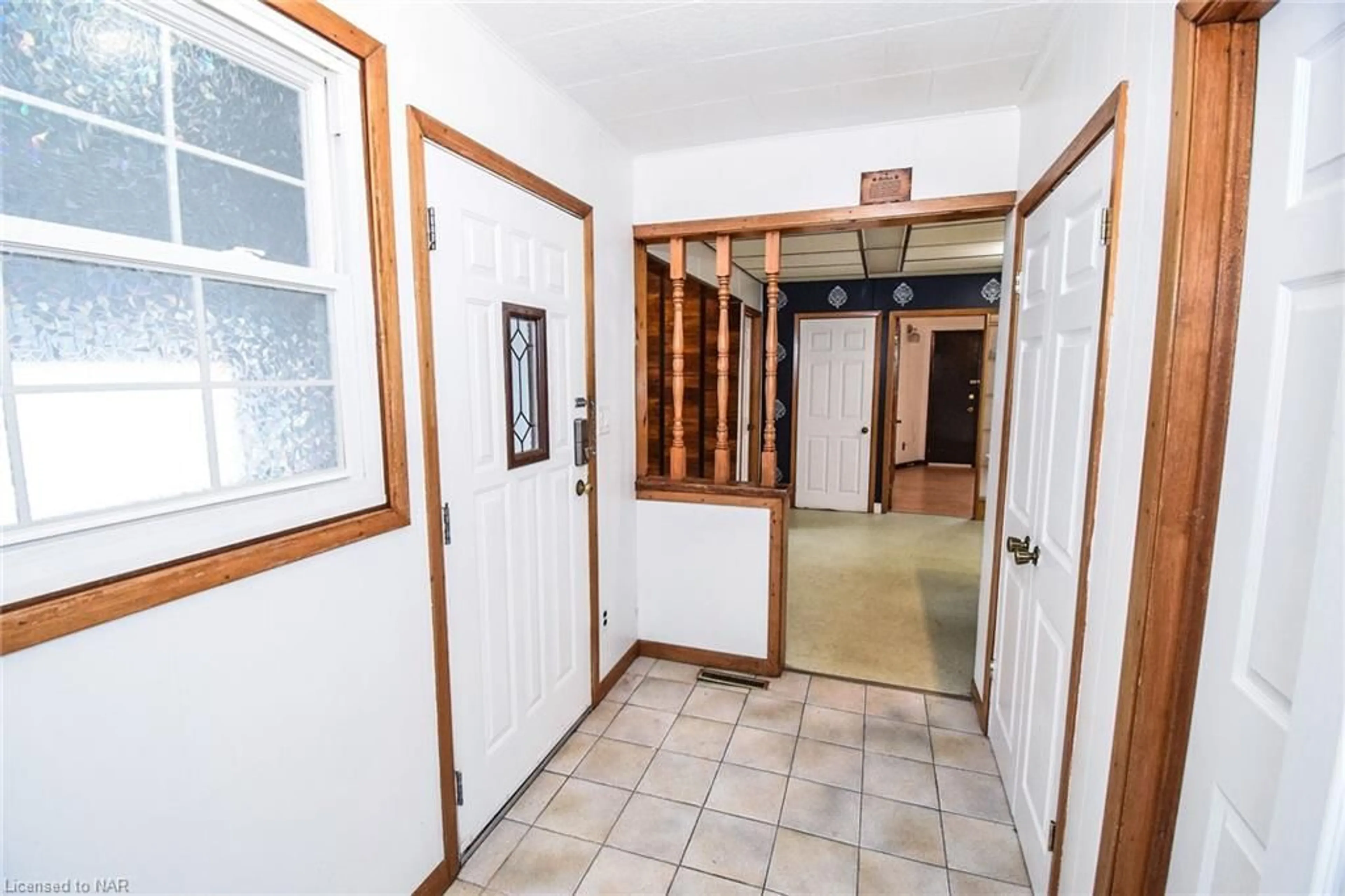 Indoor foyer for 286 Wallace Ave, Welland Ontario L3B 1R9