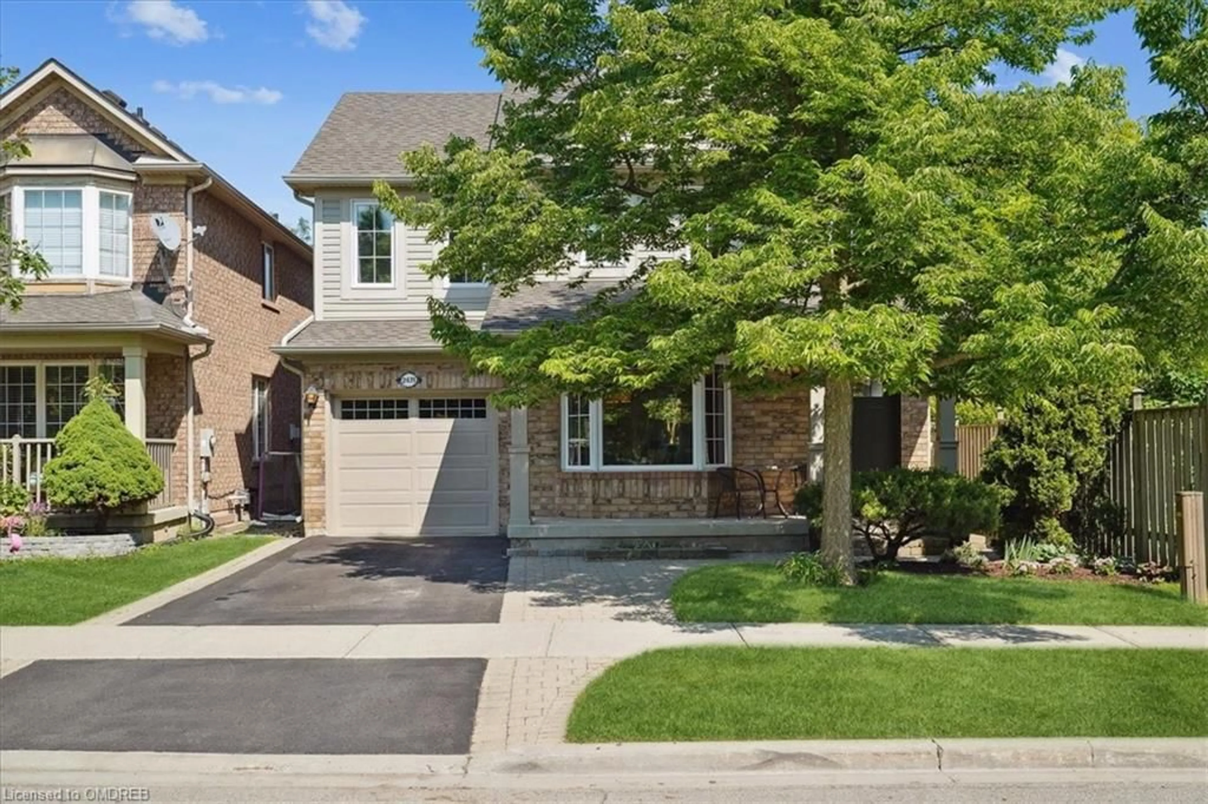Home with brick exterior material for 2471 Nettlecreek Cres, Oakville Ontario L6M 4C1