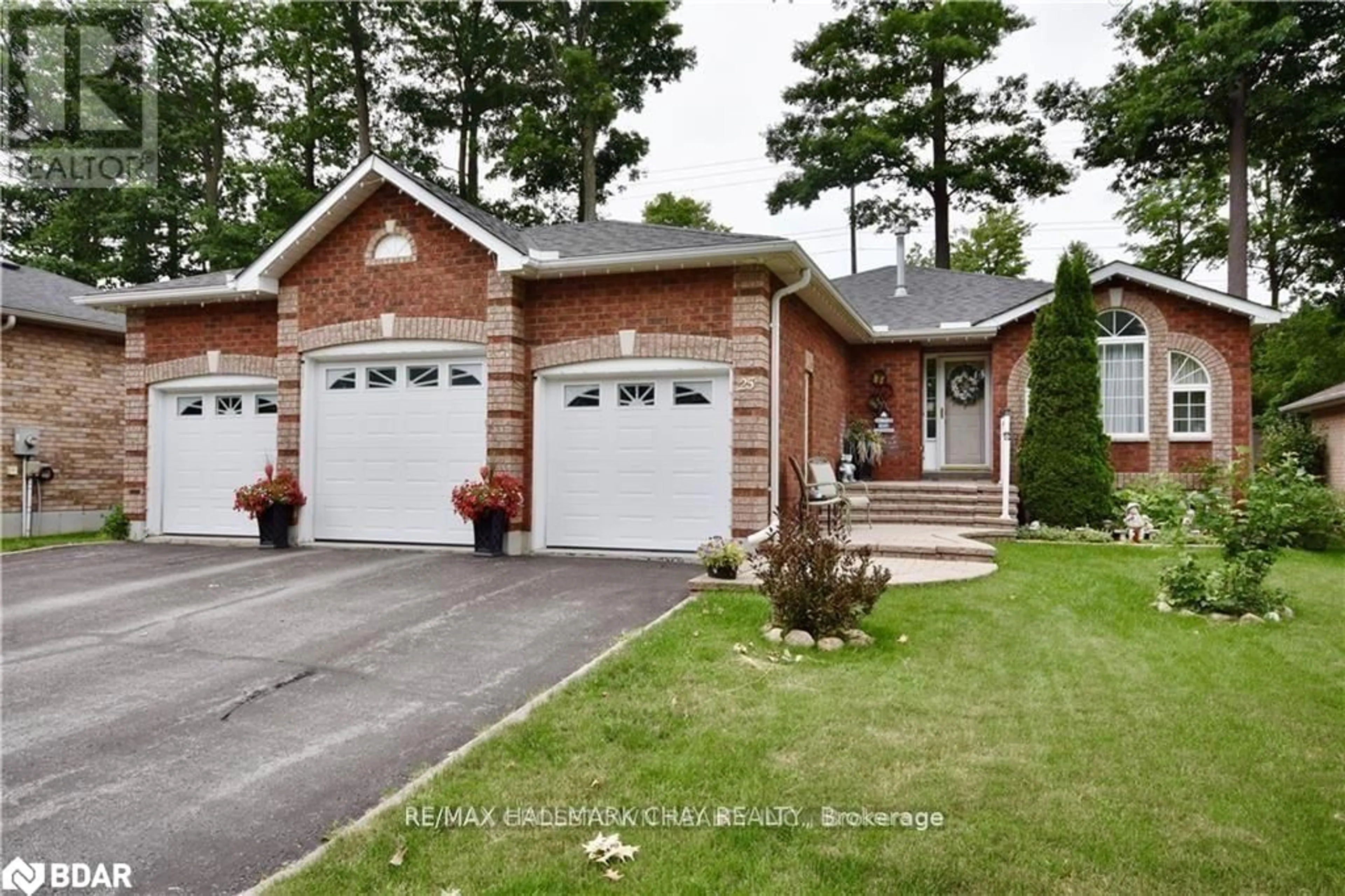 Home with brick exterior material for 25 Glen Oak Crt, Barrie Ontario L4M 6M4
