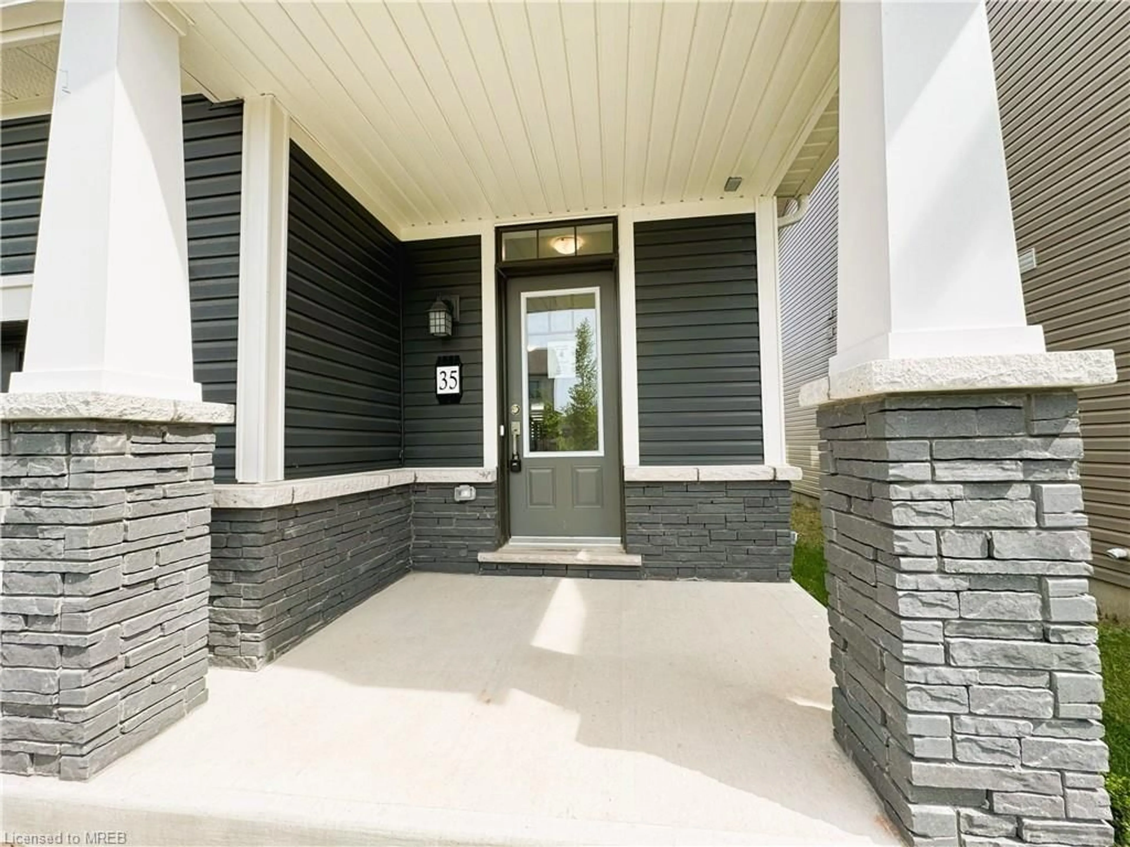 Indoor entryway for 7789 Kalar Rd #35, Niagara Falls Ontario L2H 3T8