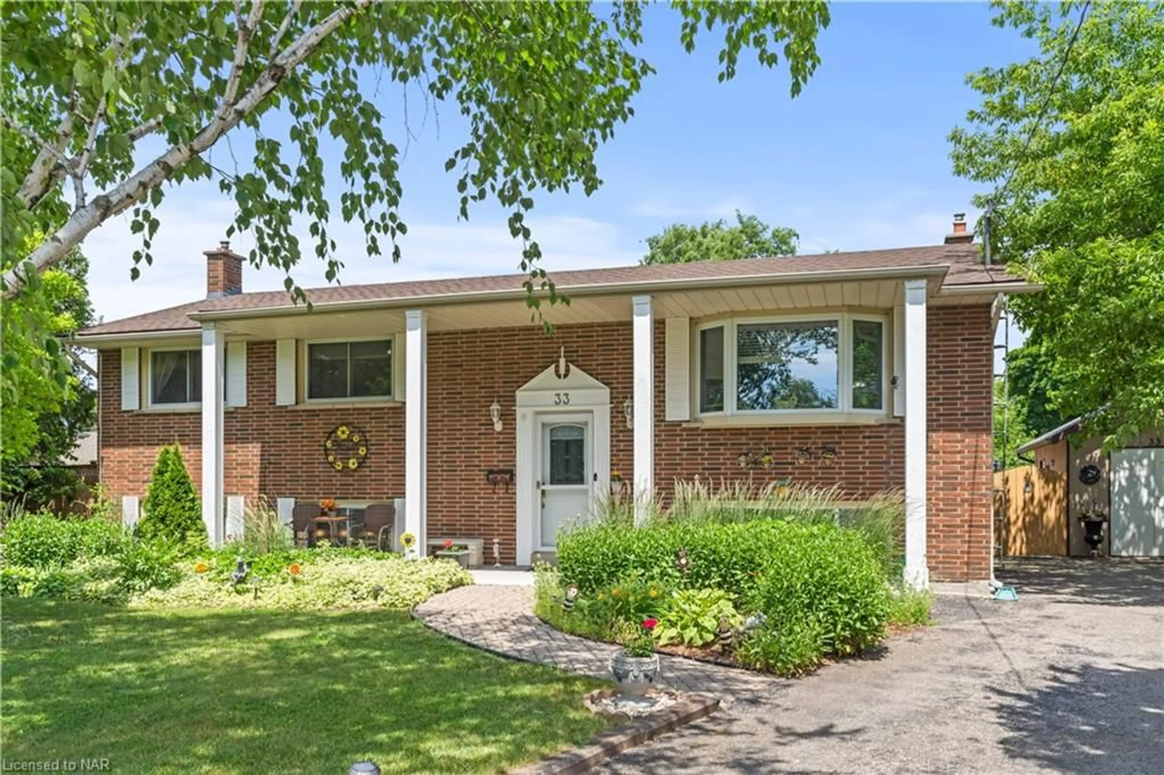 Home with brick exterior material for 33 Drury Cres, St. Catharines Ontario L2M 6B5
