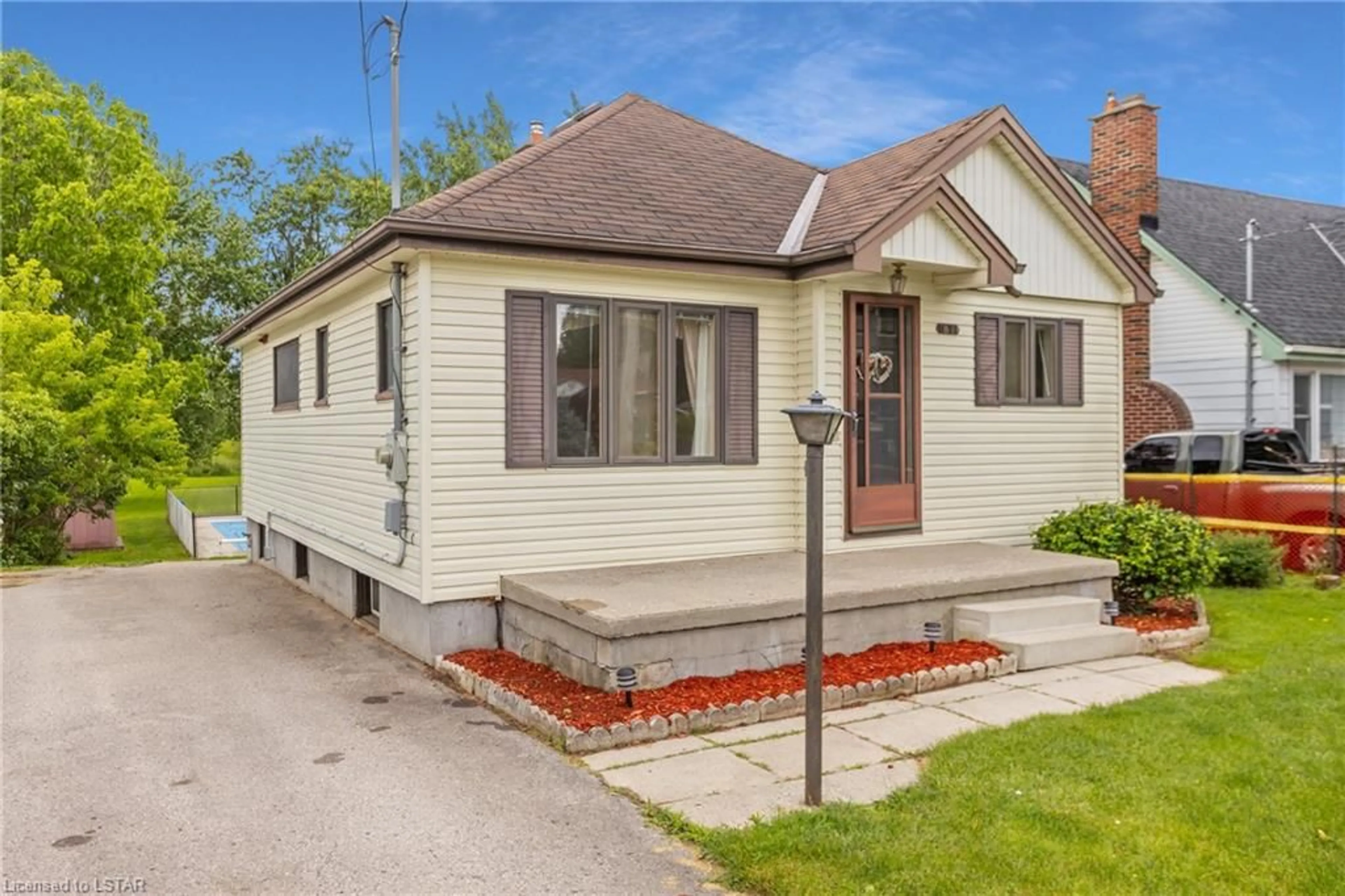 Frontside or backside of a home for 1871 Parkhurst Ave, London Ontario N5V 2C4