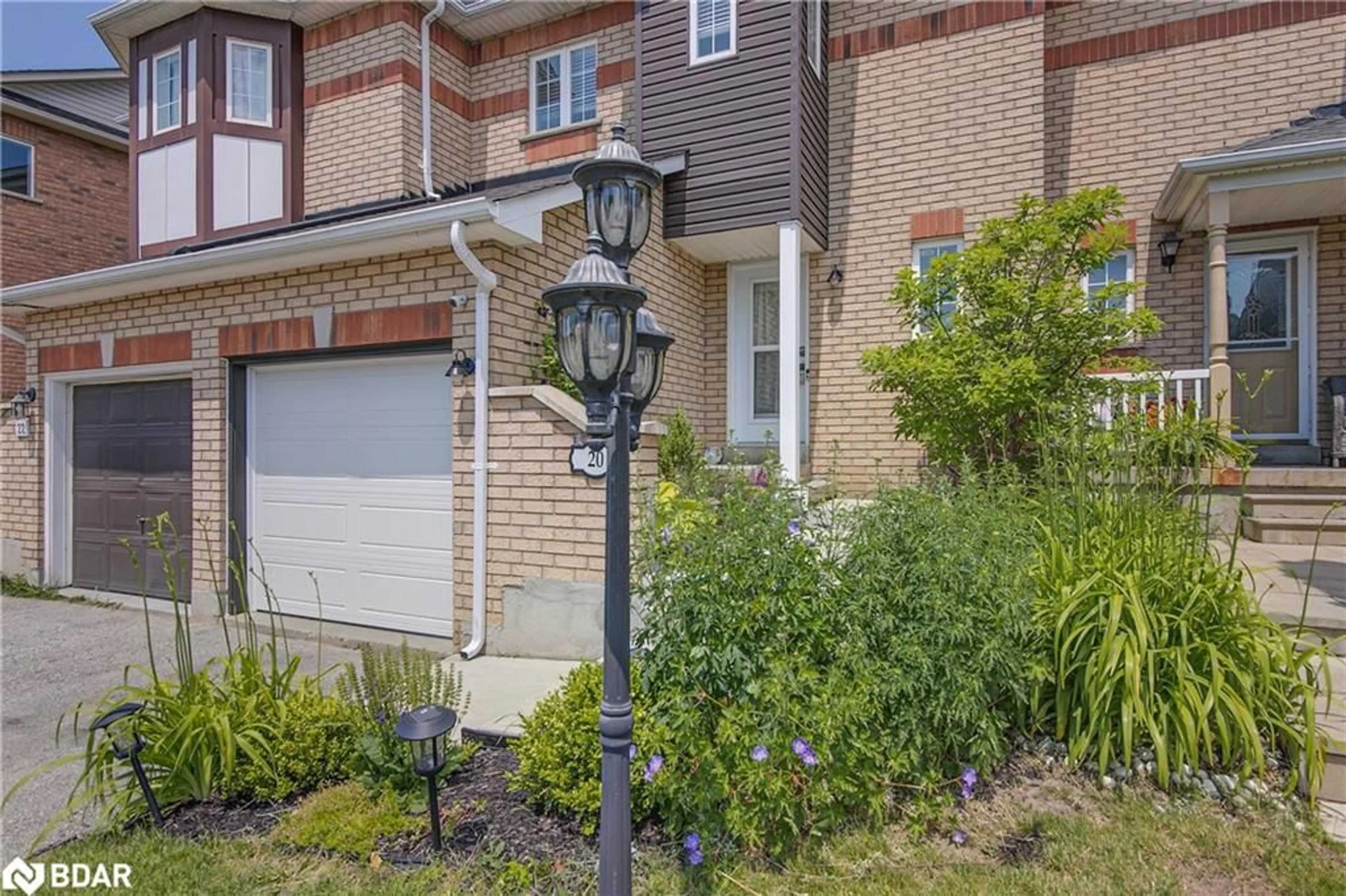 A pic from exterior of the house or condo for 20 Gadwall Ave, Barrie Ontario L4N 8X6