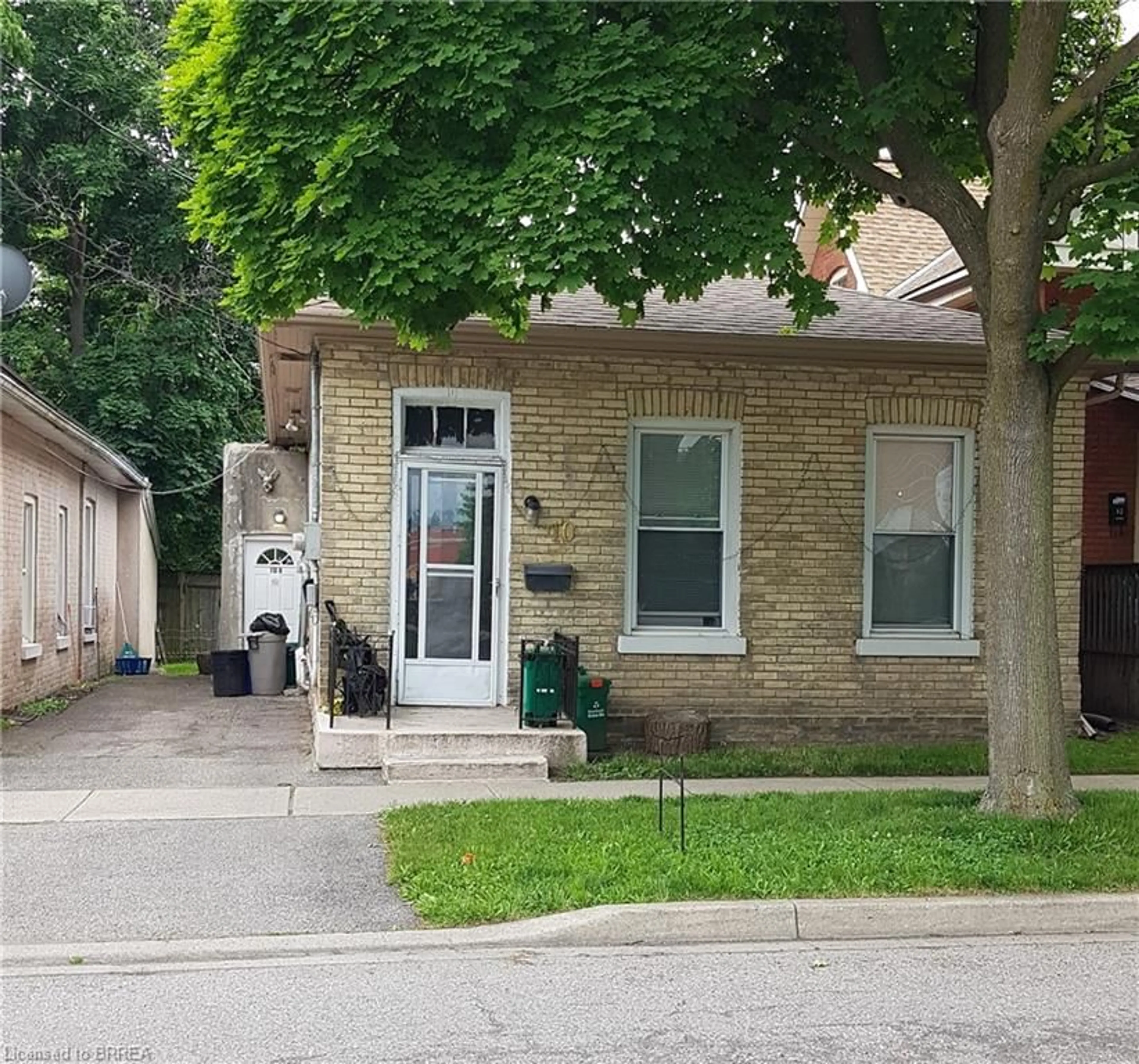 Frontside or backside of a home for 10 Duke St, Brantford Ontario N3T 3T3