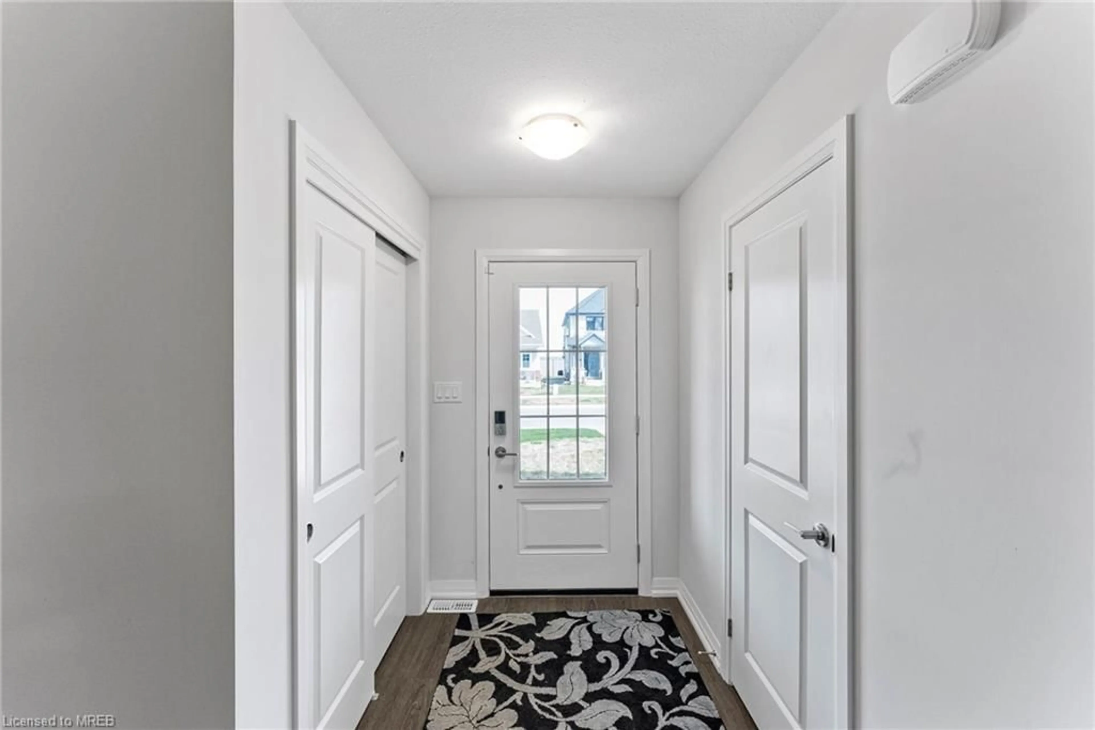 Indoor entryway for 52 Bur Oak Drive Dr, Thorold Ontario L2V 0L9