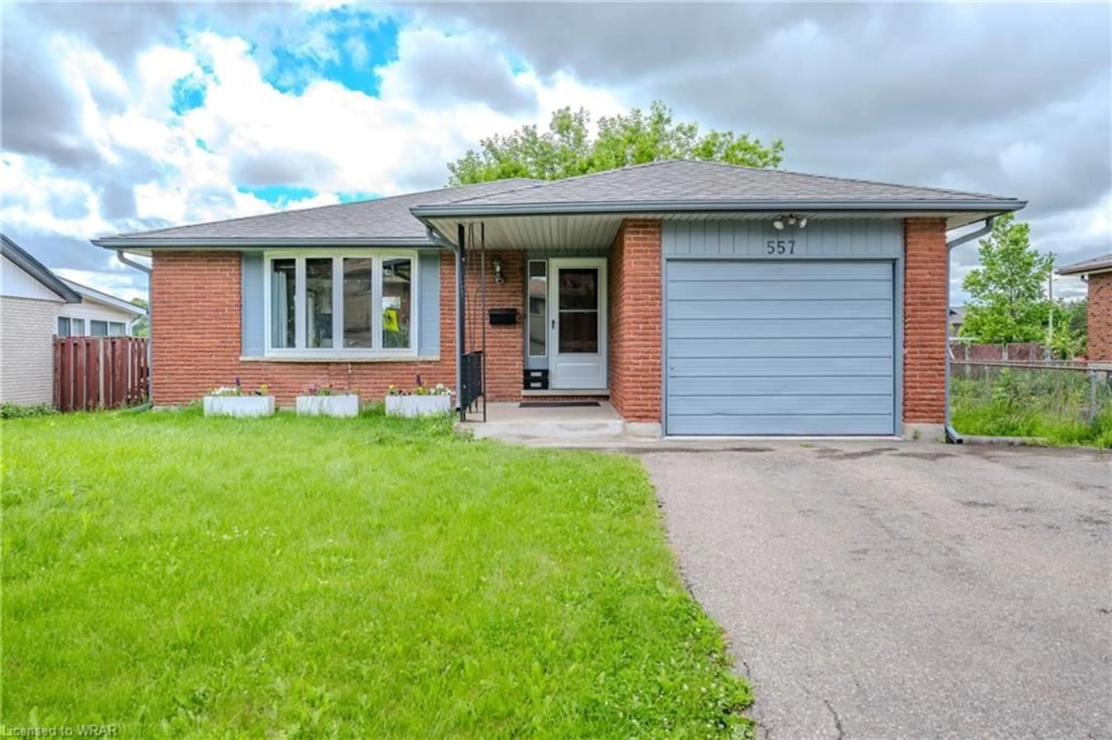 Home with brick exterior material for 557 Havelock Dr, Waterloo Ontario N2L 4Z1