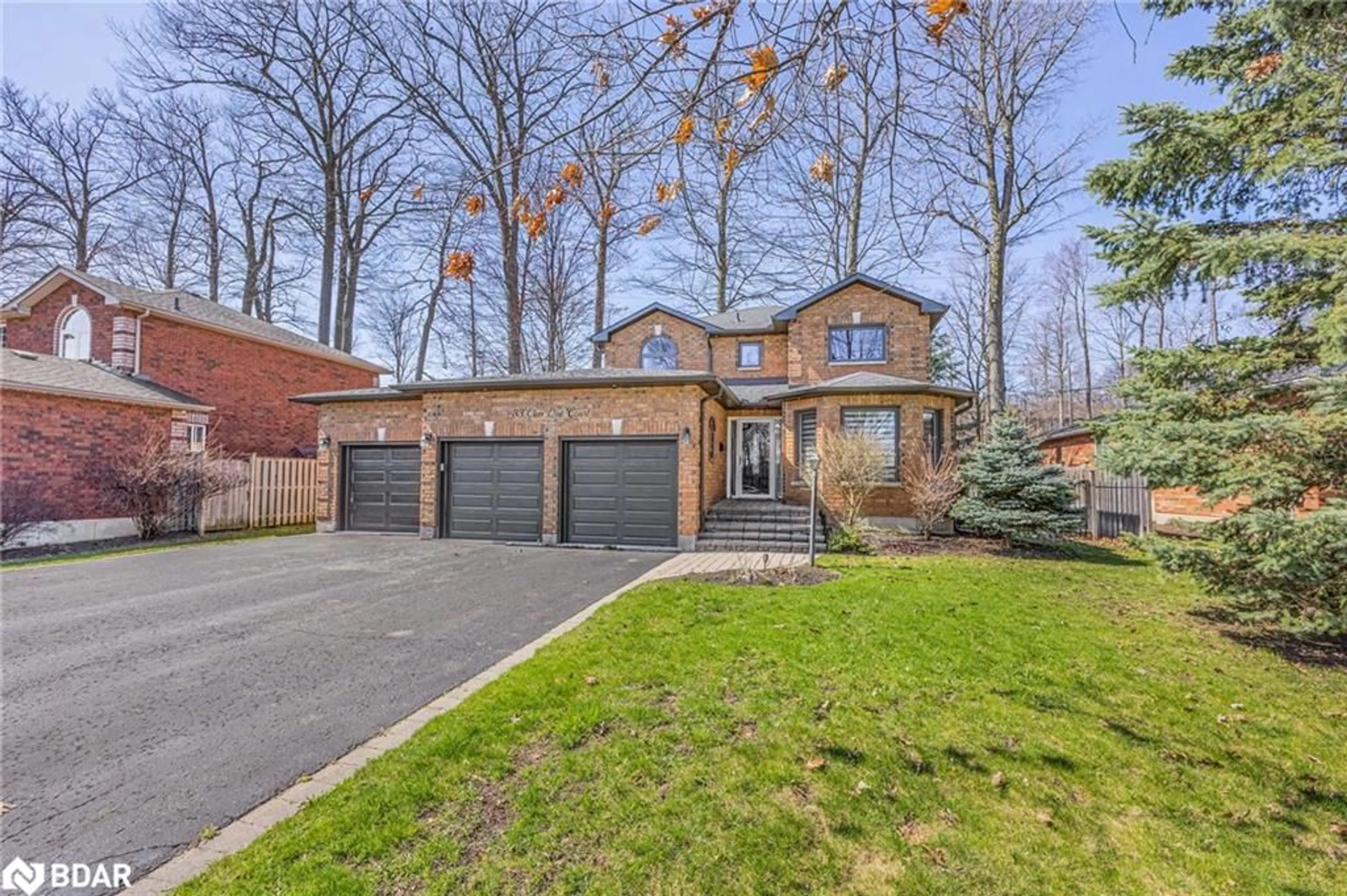 Home with brick exterior material for 33 Glen Oak Crt, Barrie Ontario L4M 6M4