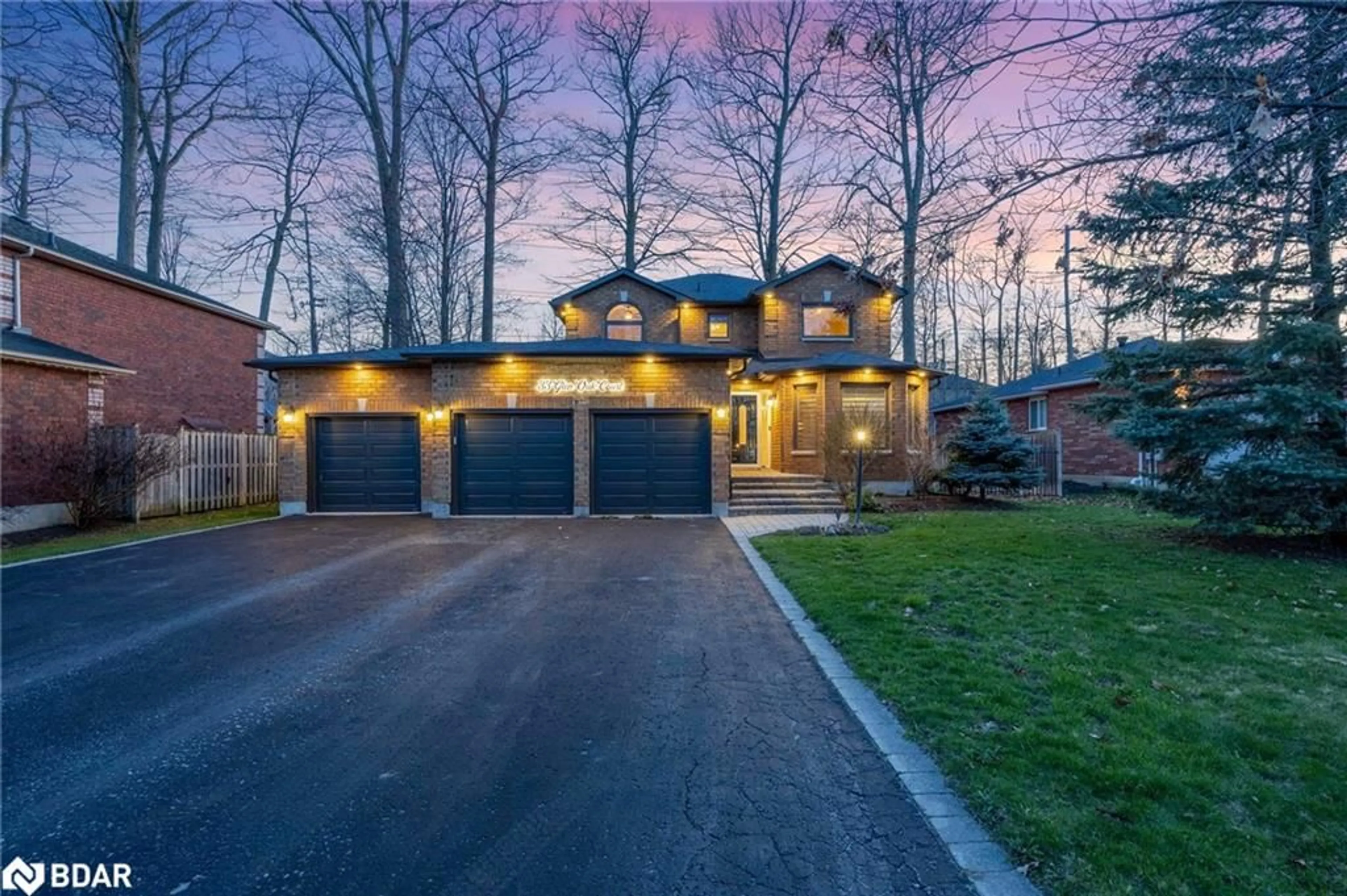 Home with brick exterior material for 33 Glen Oak Crt, Barrie Ontario L4M 6M4