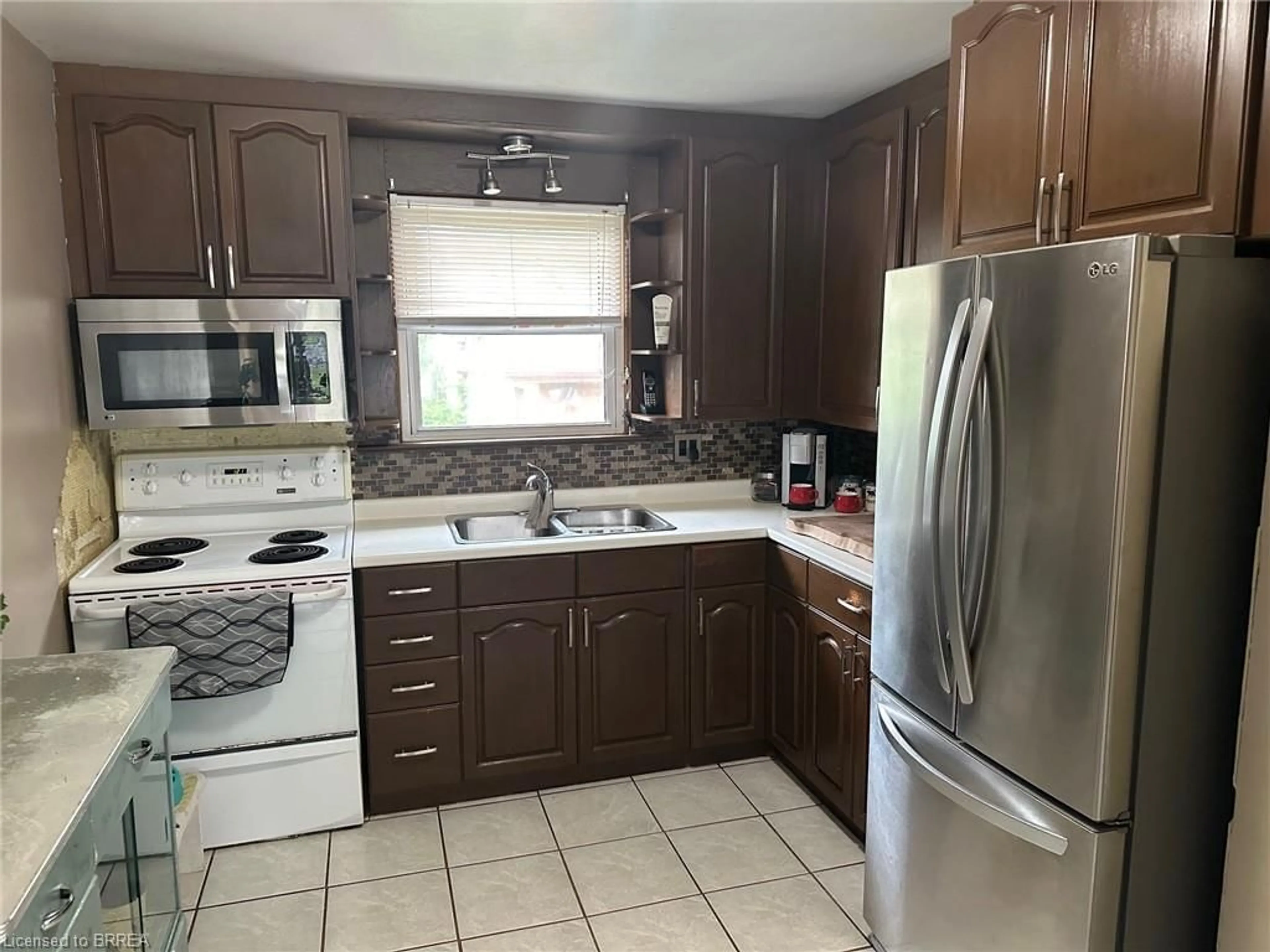 Standard kitchen for 404 Chatham St, Brantford Ontario N3S 4S5