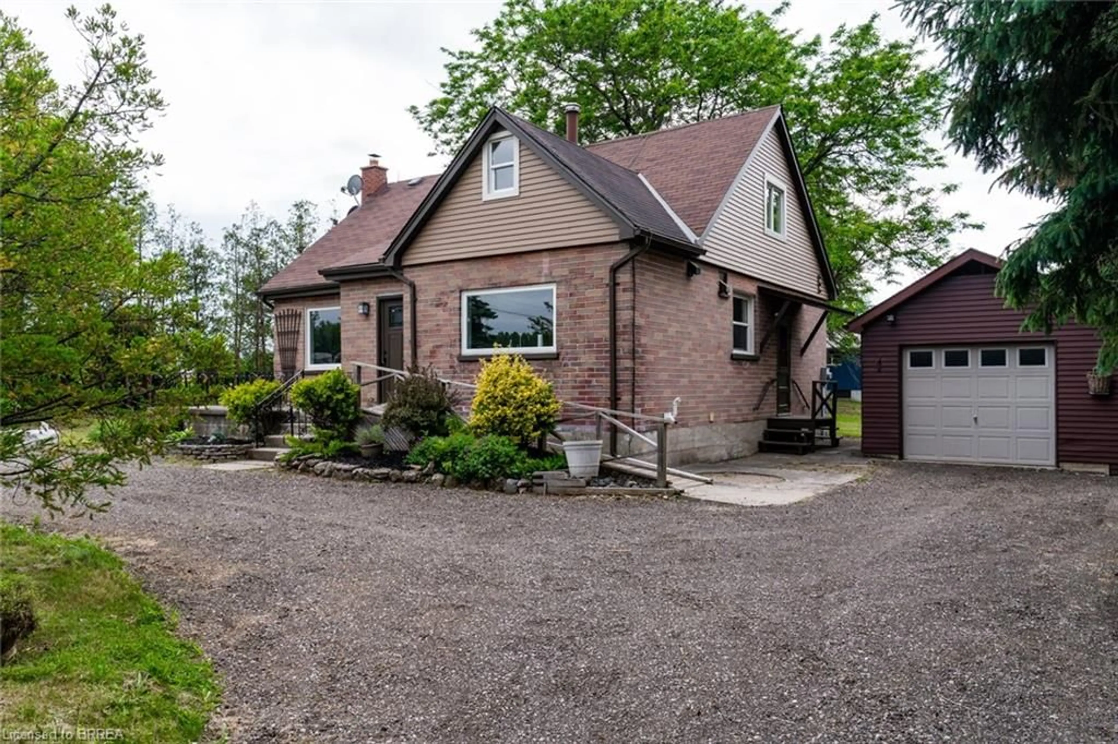 Cottage for 657 Brant Waterloo Rd, South Dumfries Ontario N0B 1E0