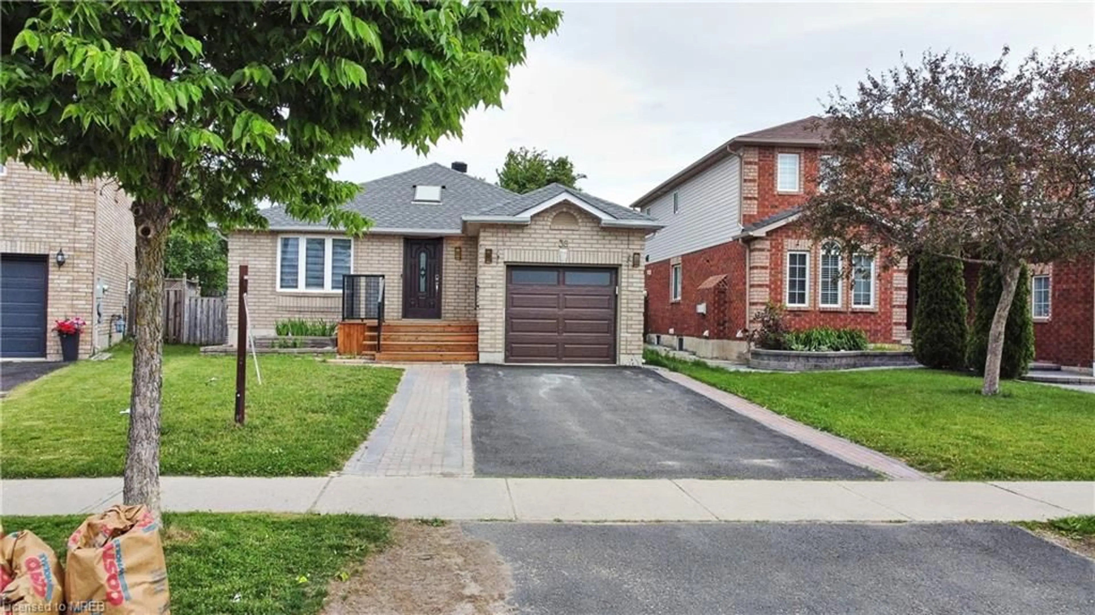 Home with brick exterior material for 38 Ambler Bay, Barrie Ontario L4M 7A5