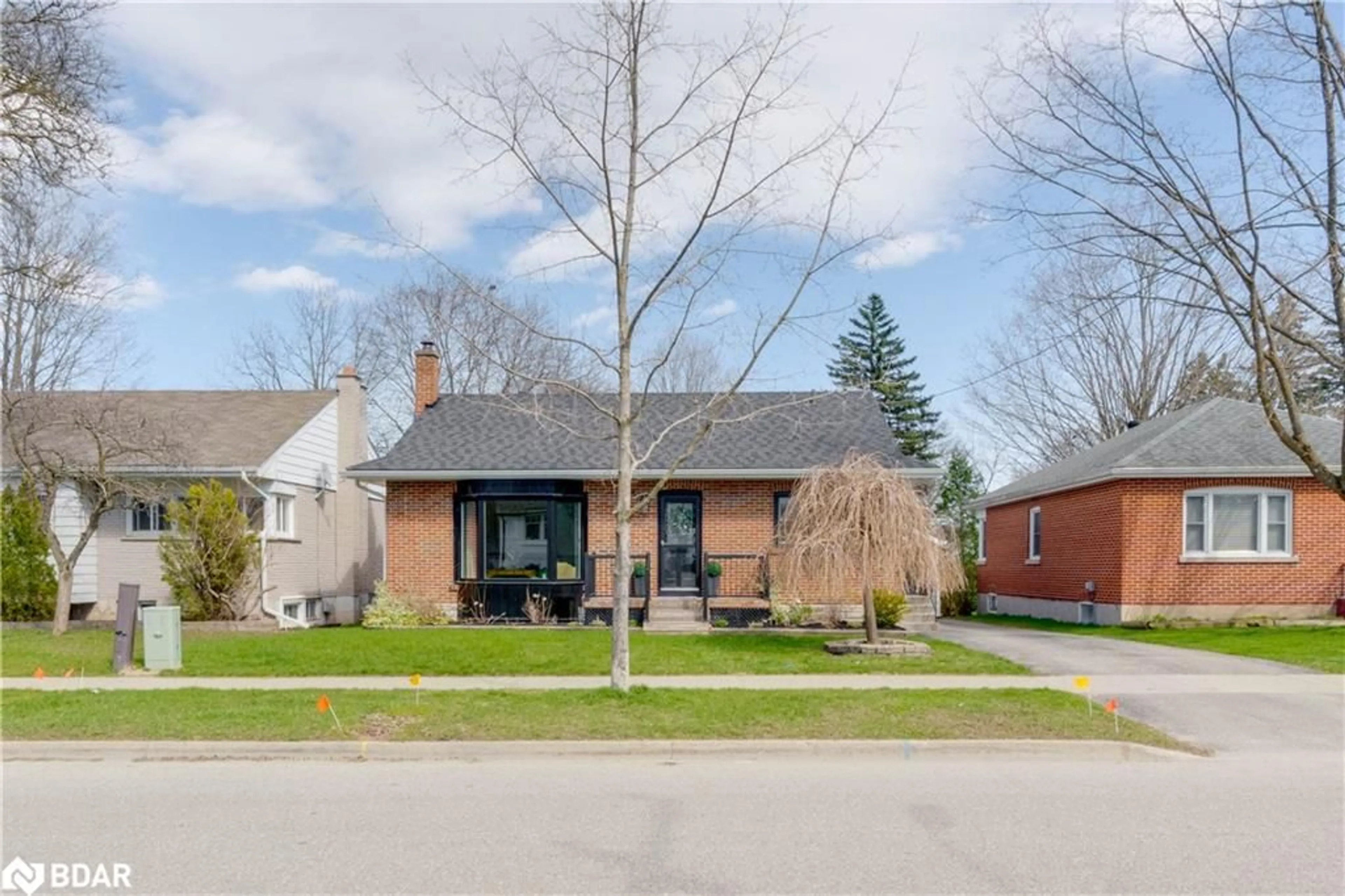 Frontside or backside of a home for 145 Cook St, Barrie Ontario L4M 4H1