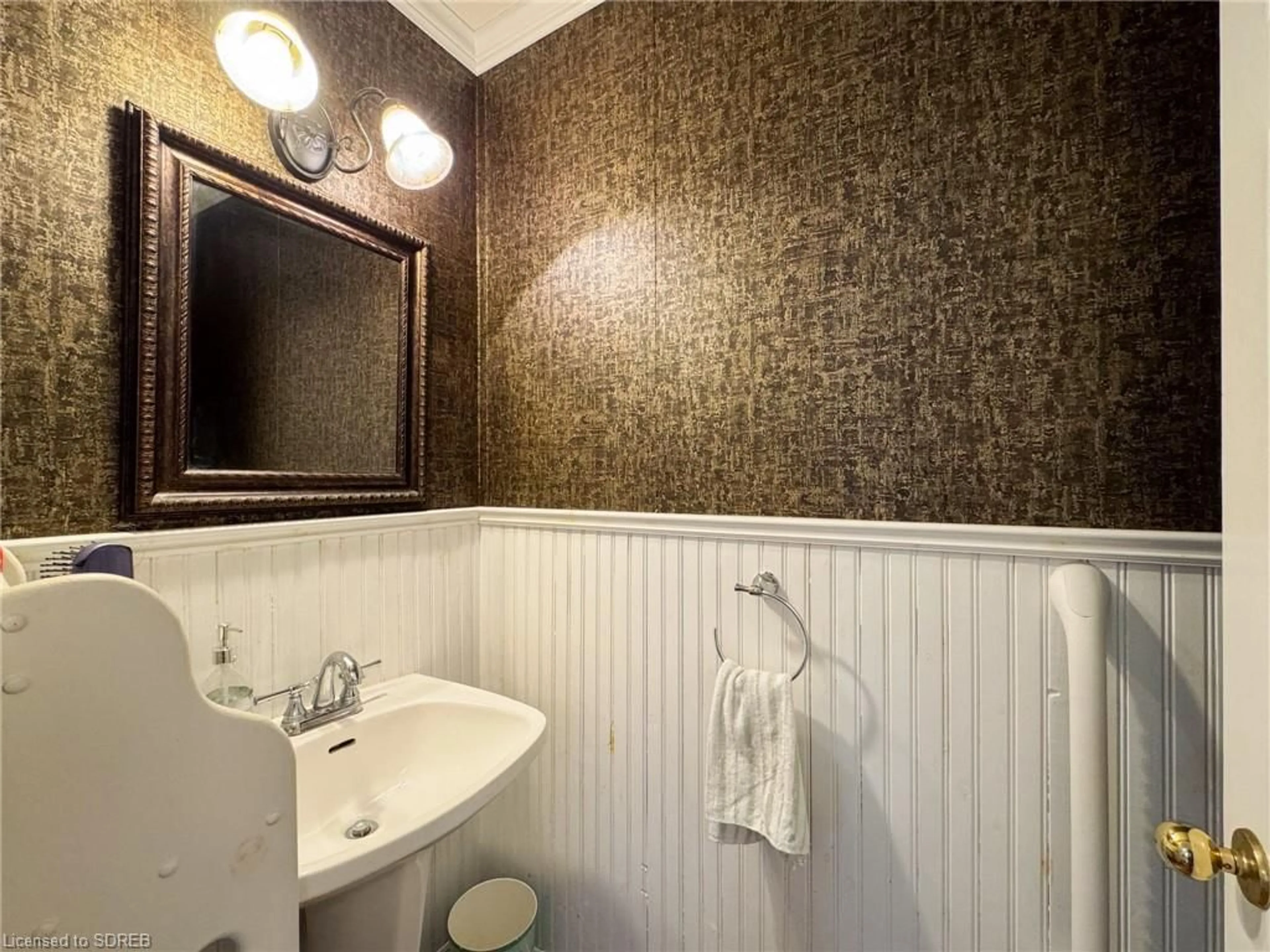 Standard bathroom for 5 Russell St, Waterford Ontario N0E 1Y0