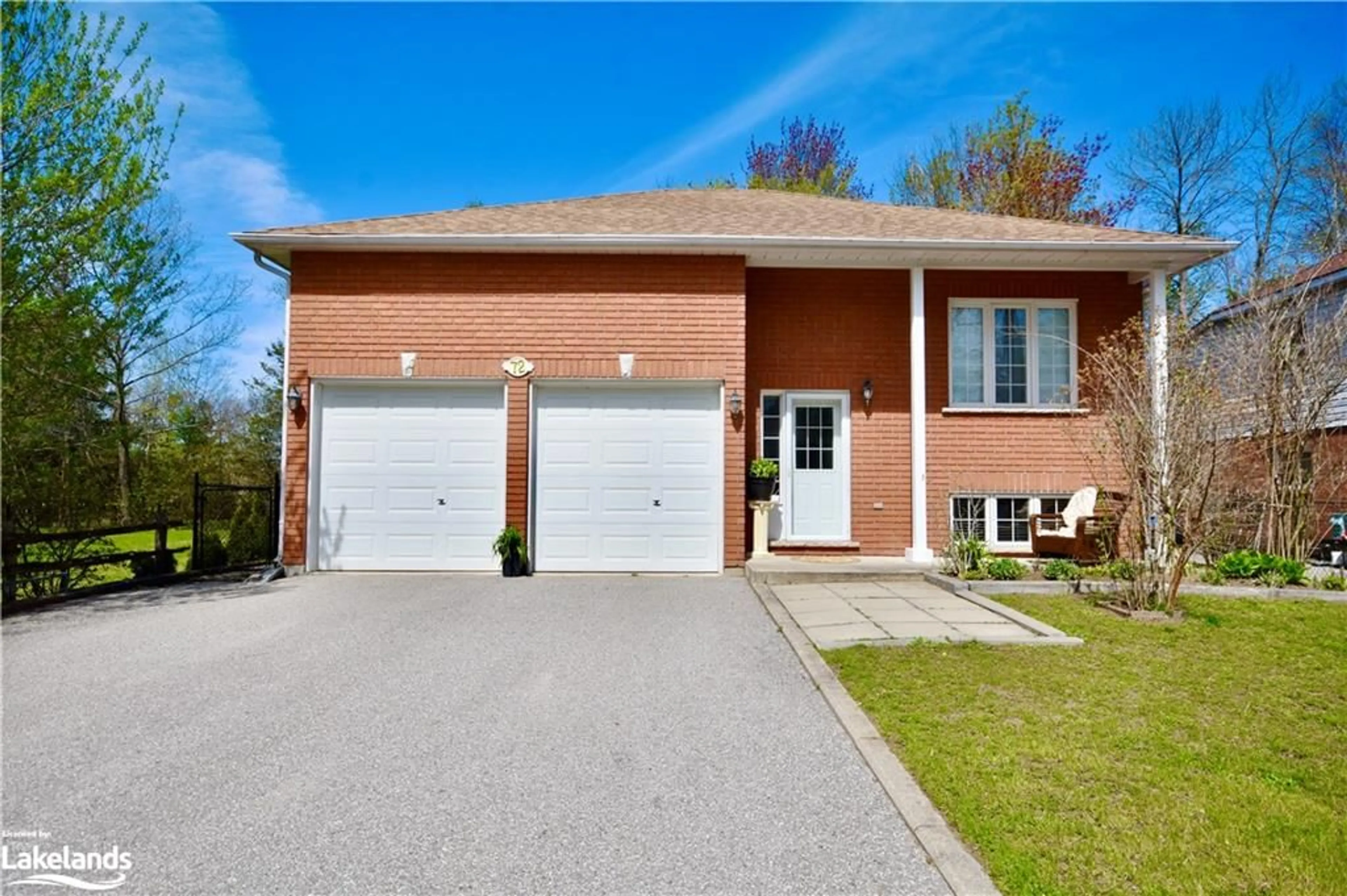 Frontside or backside of a home for 72 Forest Ave, Wasaga Beach Ontario L9Z 2K4