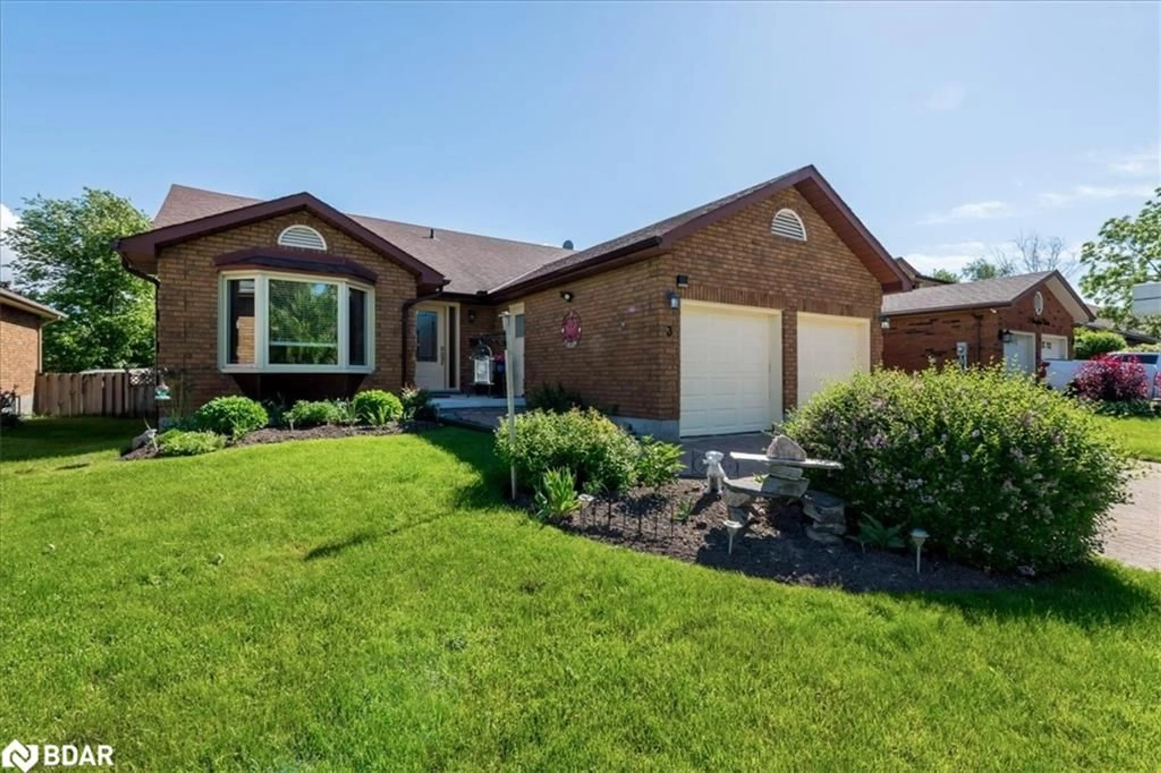 Home with brick exterior material for 3 Douglas Dr, Barrie Ontario L4M 5R8