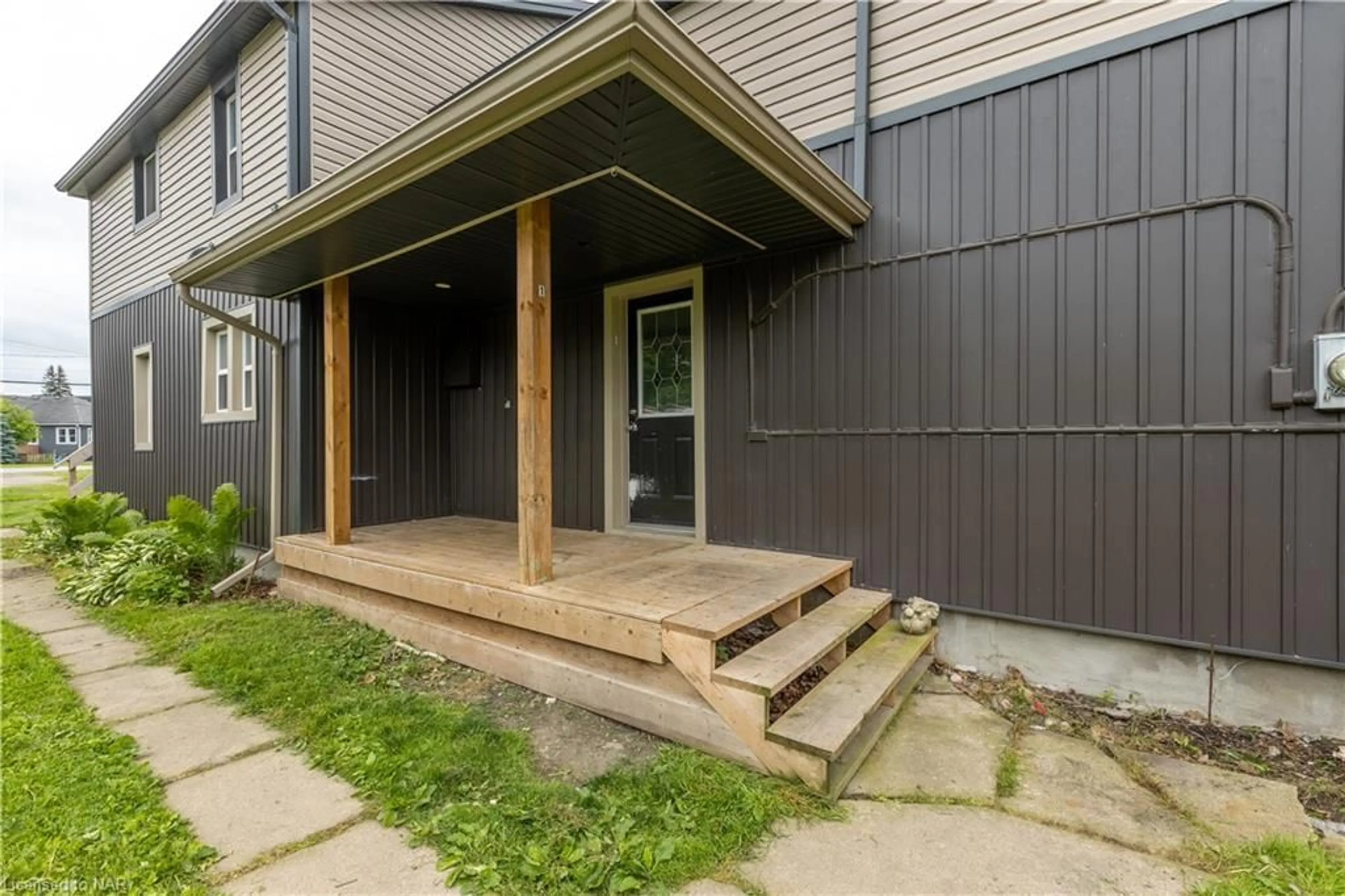 Frontside or backside of a home, cottage for 77 Chippawa Rd, Port Colborne Ontario L3K 1T4