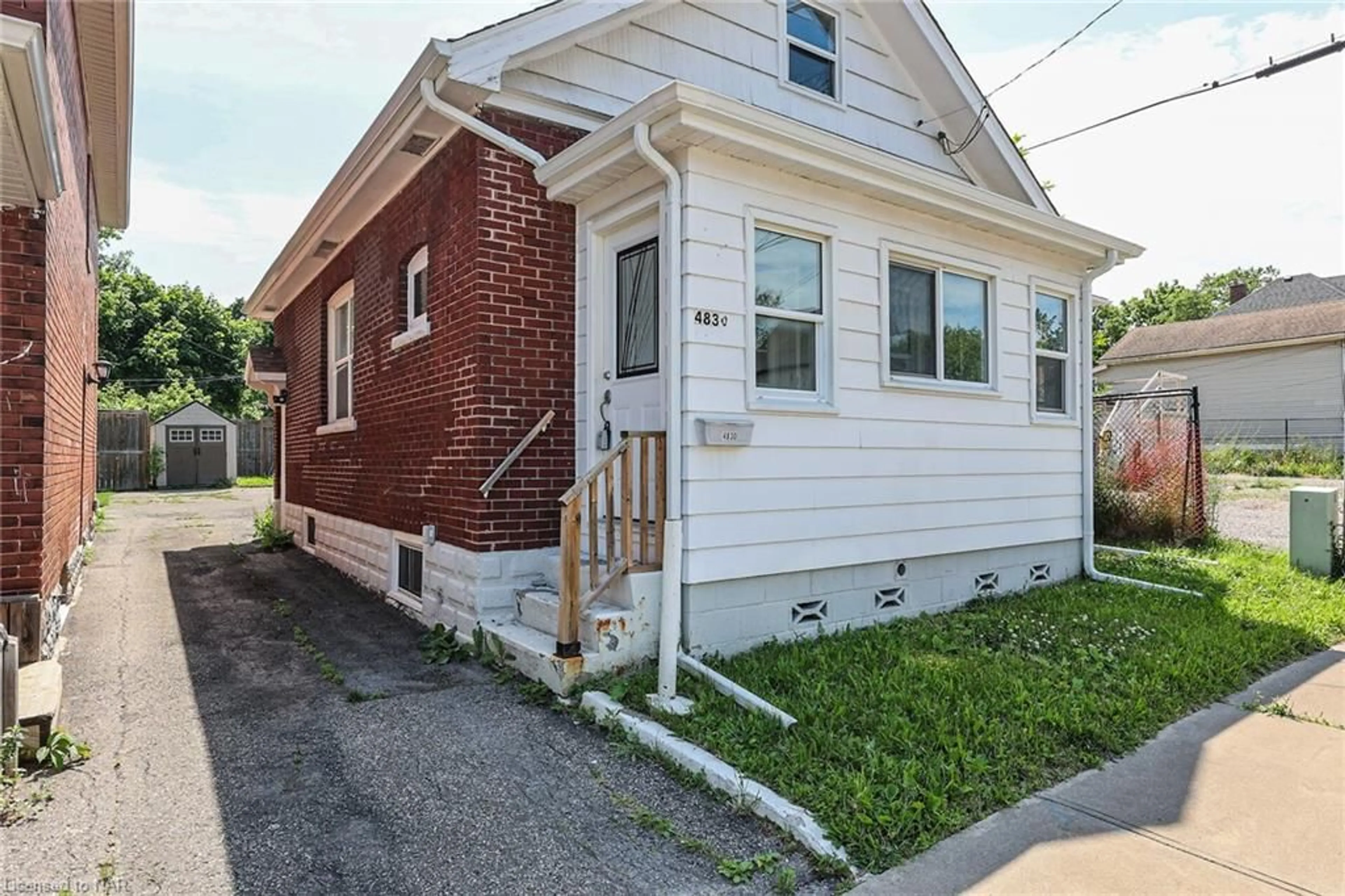 Frontside or backside of a home for 4830 Ontario Ave, Niagara Falls Ontario L2E 3R5