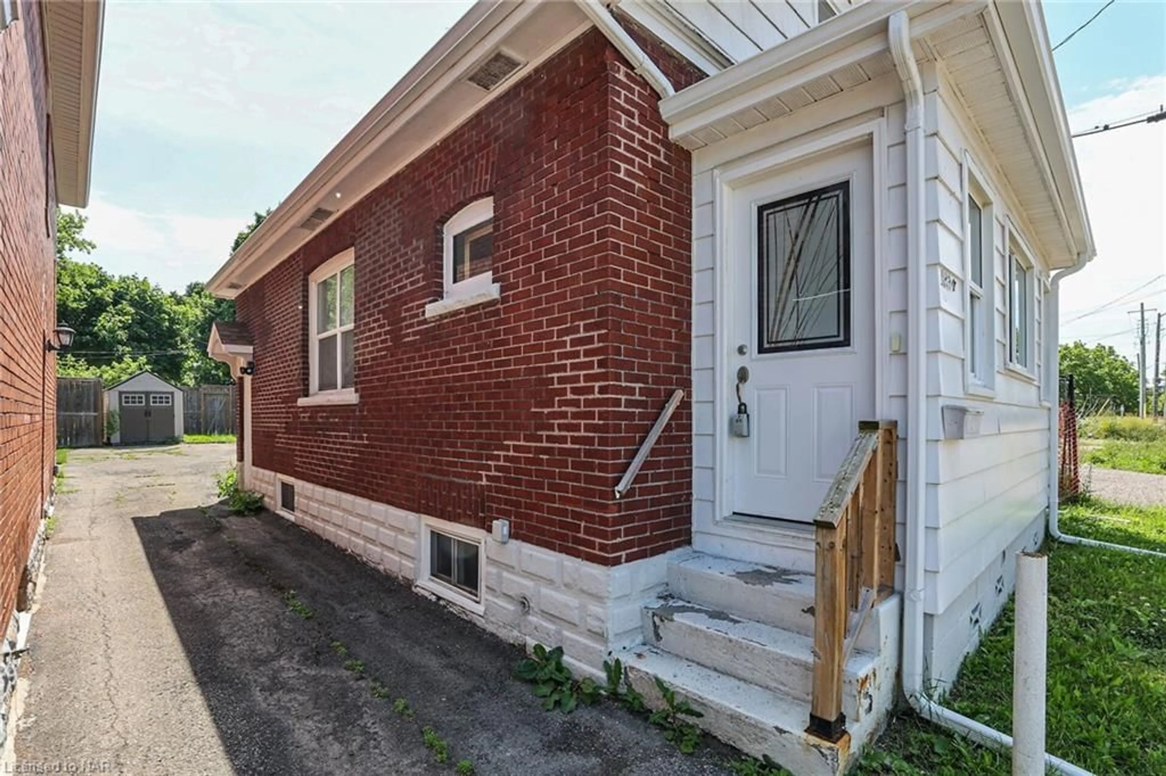 Home with brick exterior material for 4830 Ontario Ave, Niagara Falls Ontario L2E 3R5