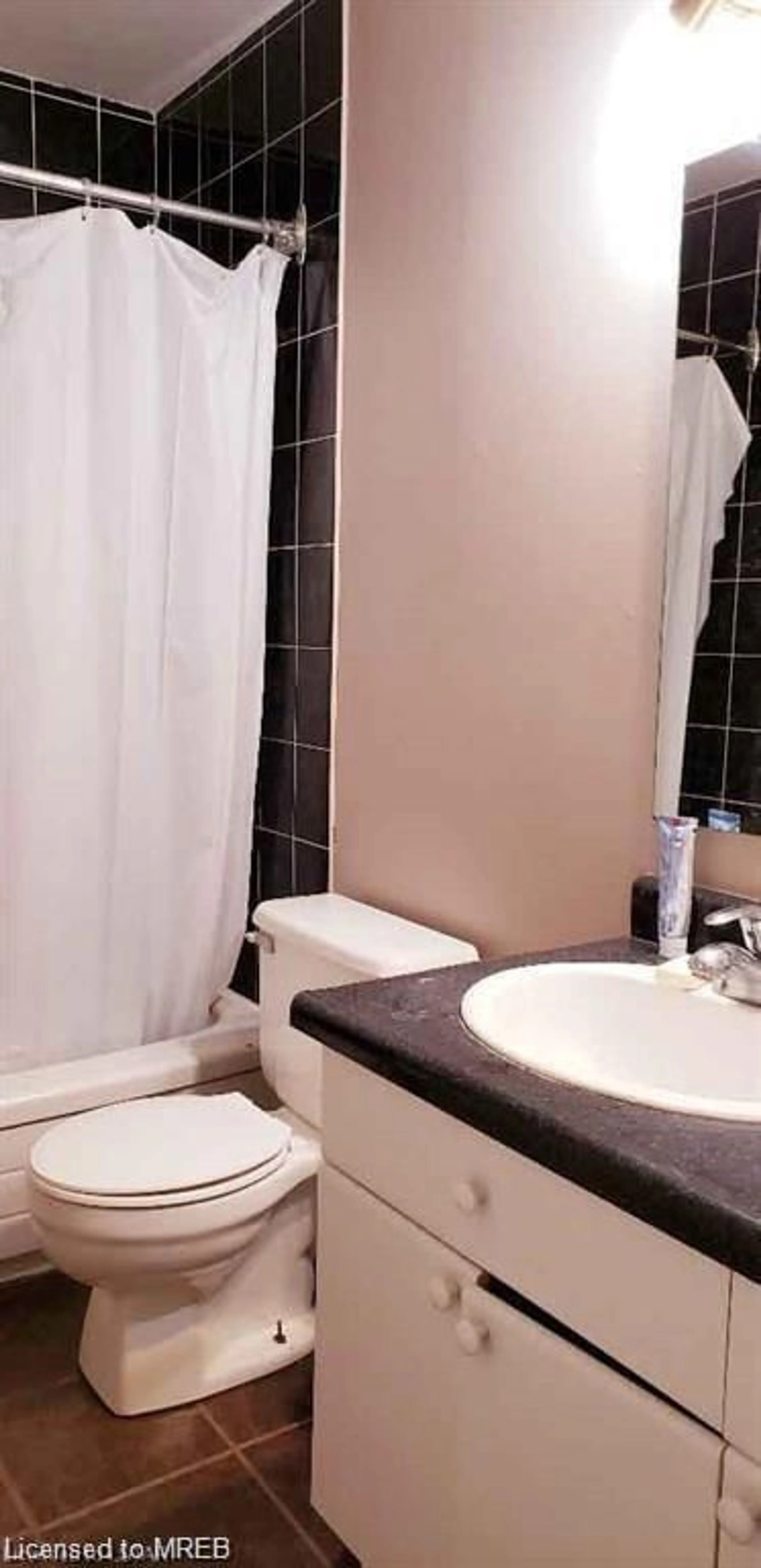 Standard bathroom for 6787 Mcleod Rd, Niagara Falls Ontario L2G 3G7