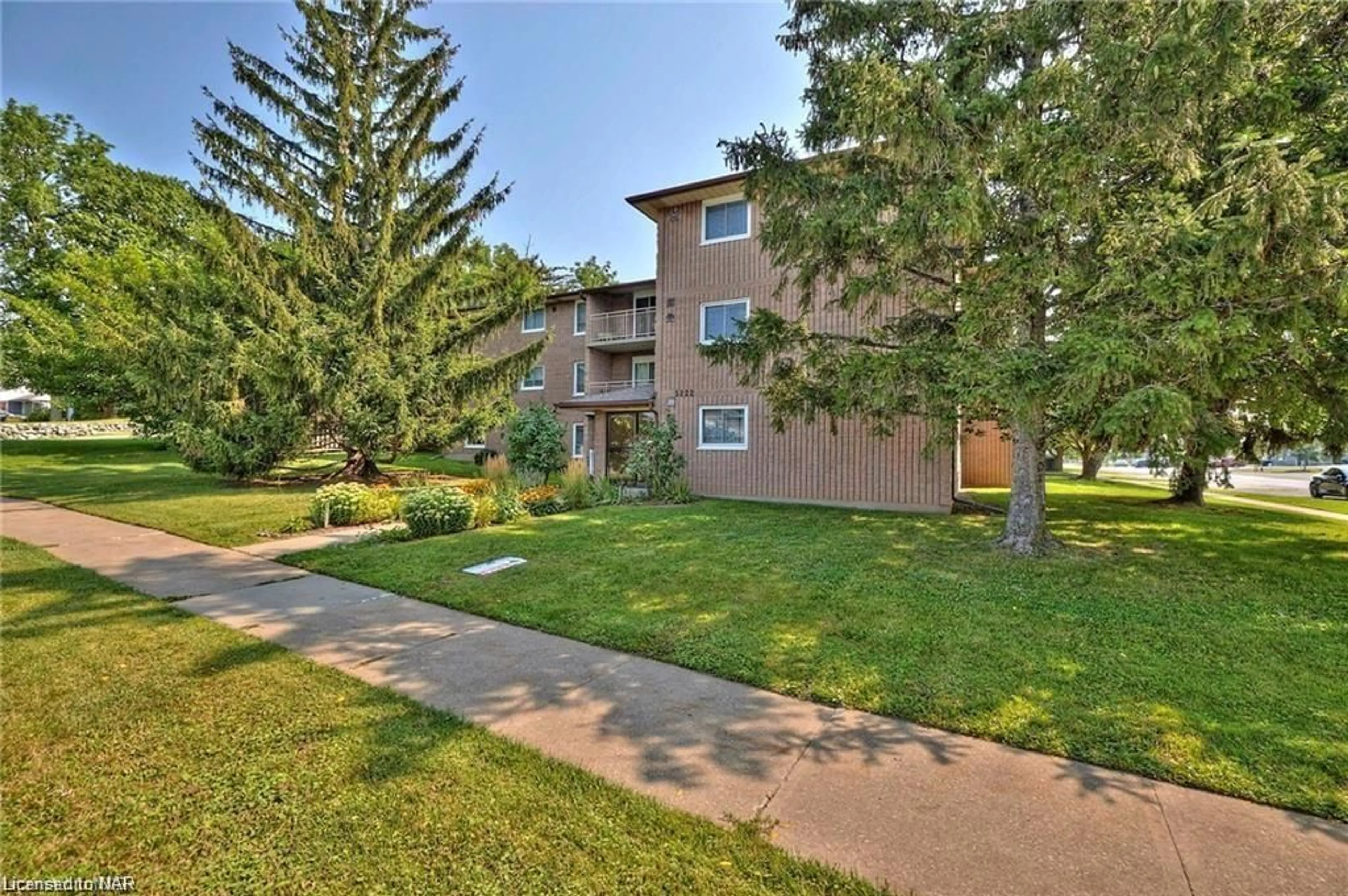 A pic from exterior of the house or condo for 5222 Portage Rd #104, Niagara Falls Ontario L2E 6B6